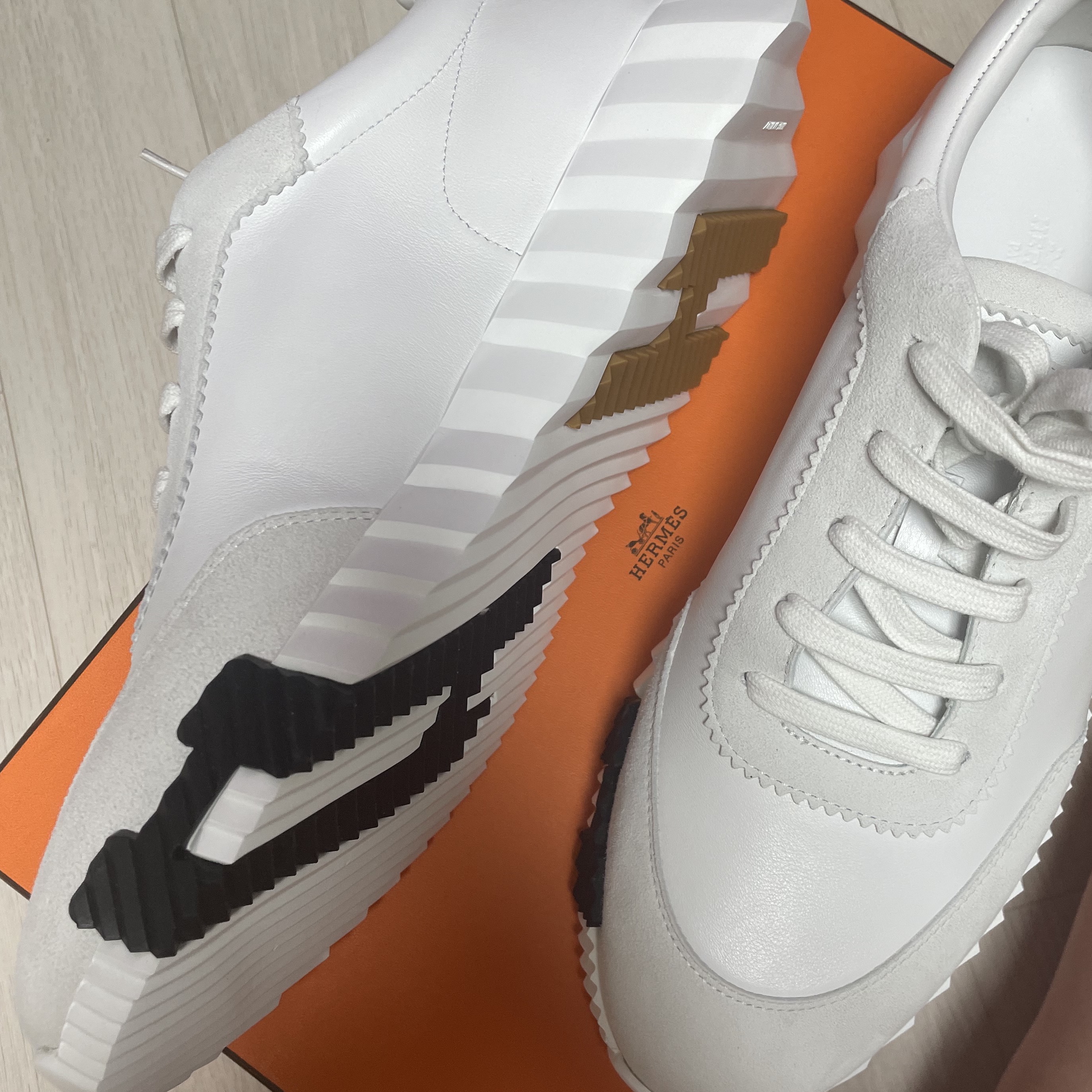 Hermes Bouncing Sneakers Calfskin Suede Goatskin & Blanc 착용 스타일