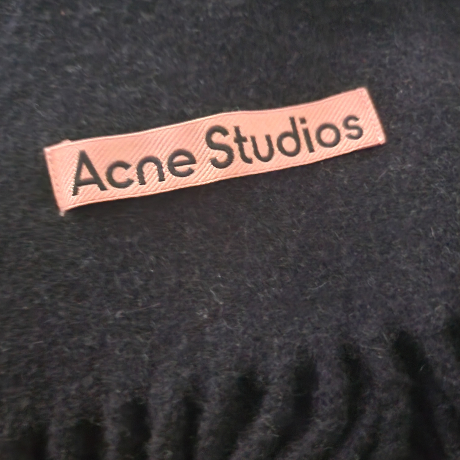 Acne Studios Wool Fringe Muffler Purple Melange, Acne Studios Narrow Wool Fringe Muffler Black 착용 스타일