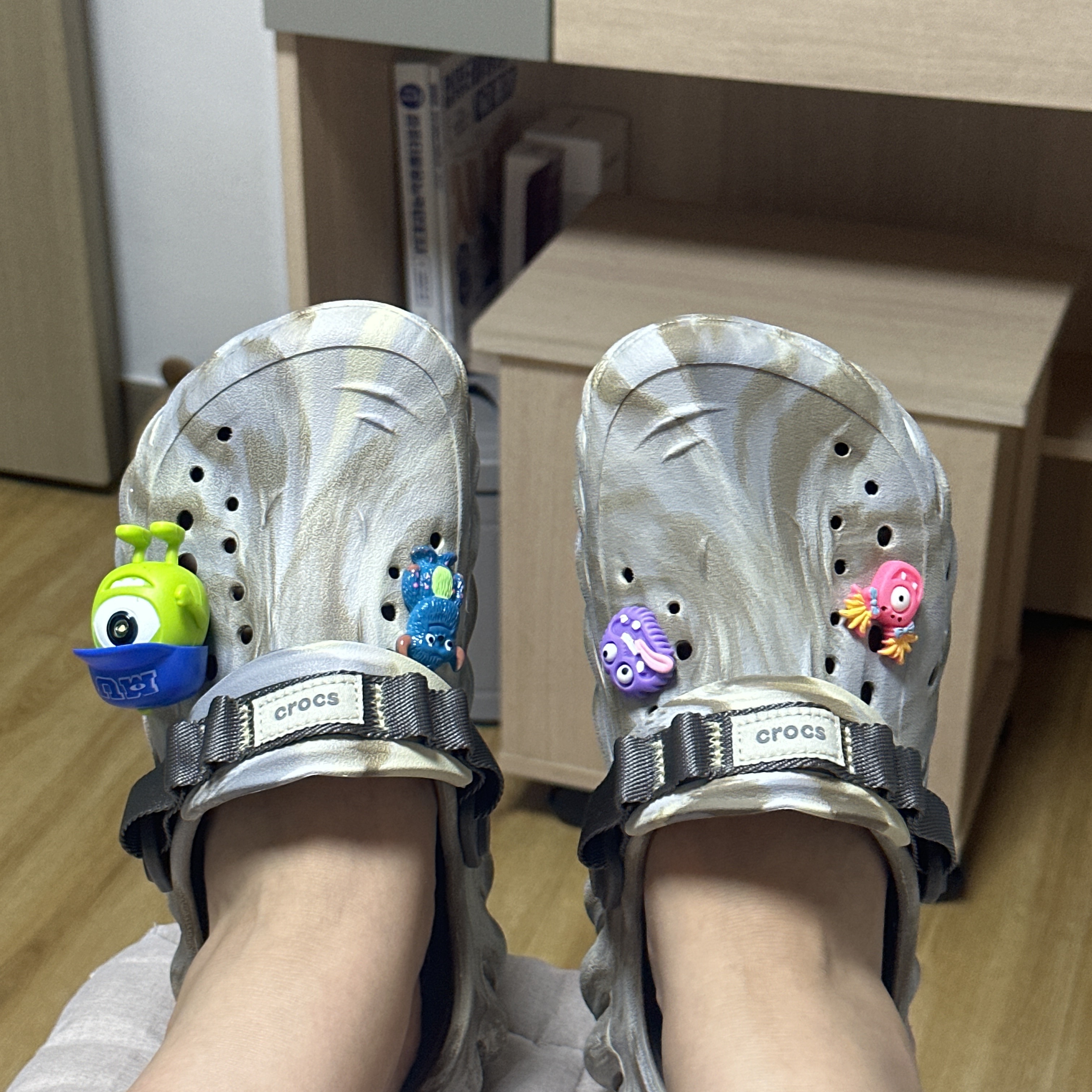 Crocs Echo Marbled Clog Bone Multi 착용 스타일