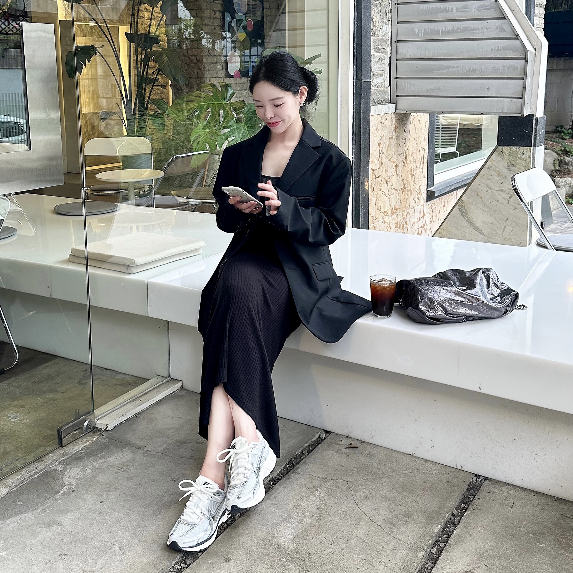(W) Nike Zoom Vomero 5 Photon Dust and Metallic Silver, Balenciaga Crush Medium Tote Bag Black 착용 스타일 - 1