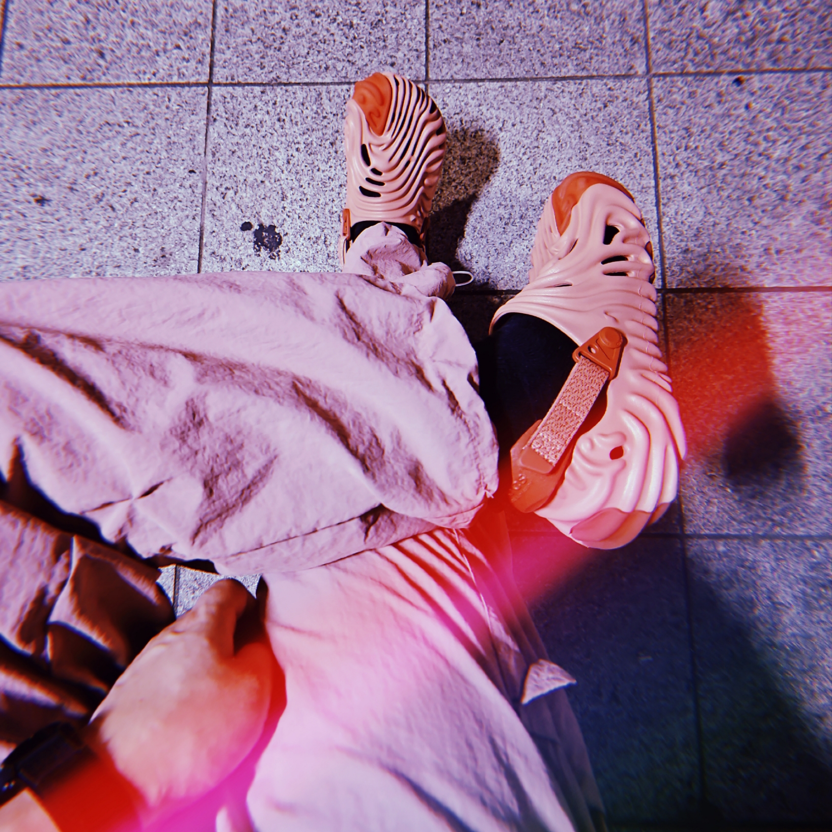 Crocs x Salehe Bembury Pollex Clog Kuwata 착용 스타일 - 1
