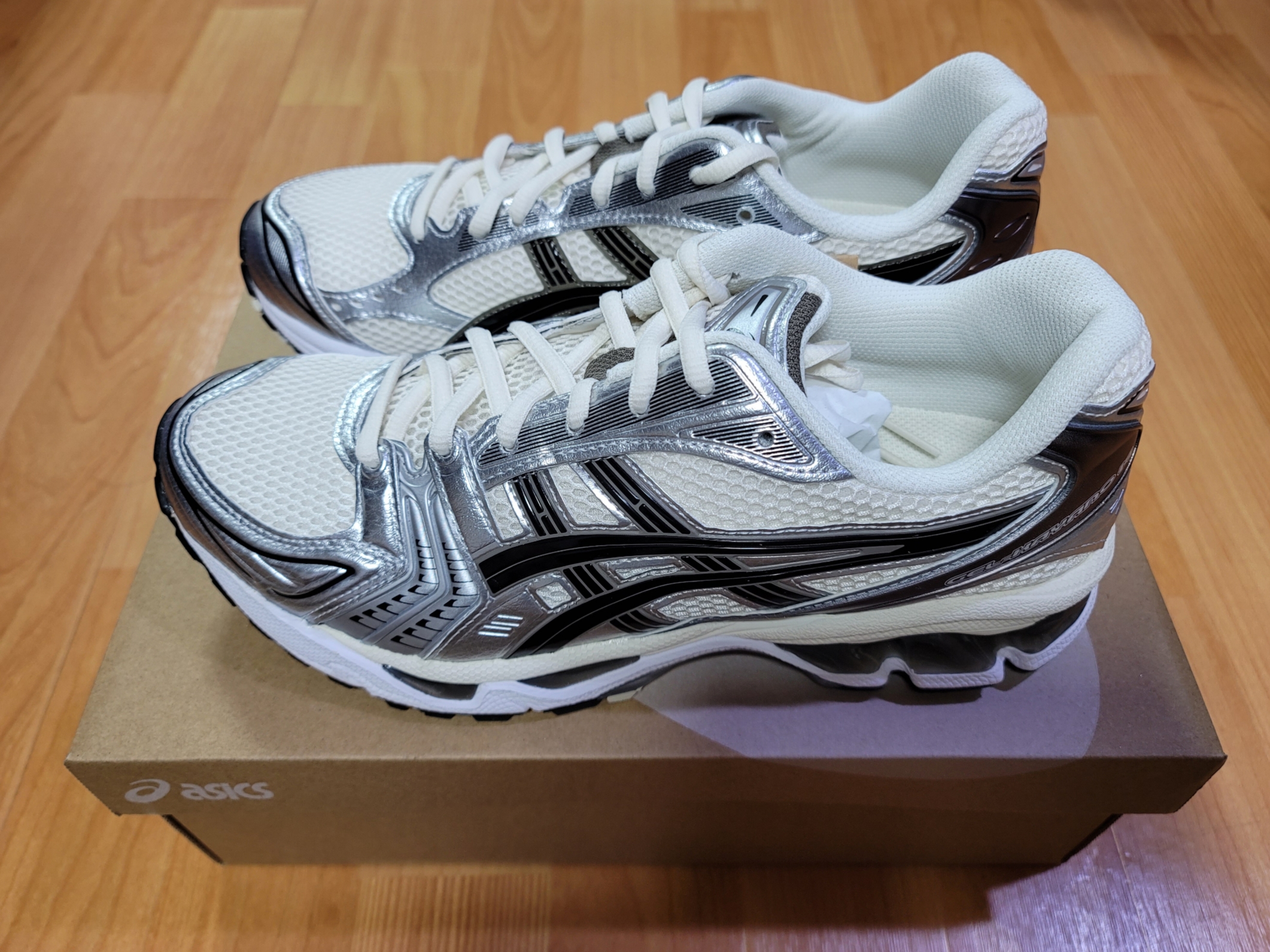 Asics Gel-Kayano 14 Cream Black 착용 스타일 - 2