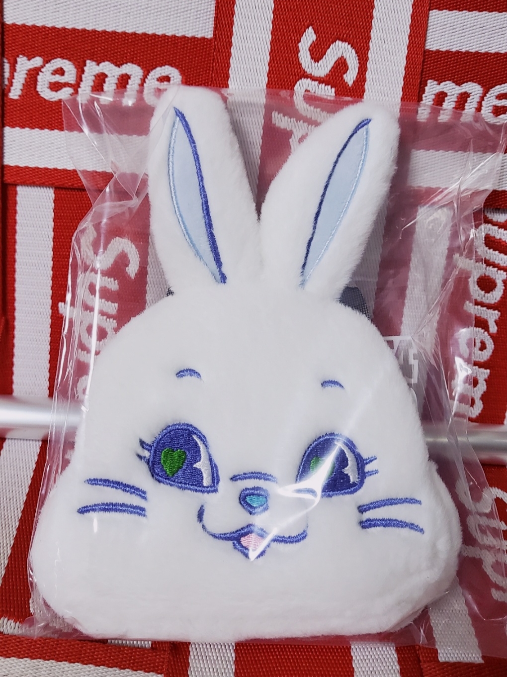 NewJeans Tokki Plush Pouch White 착용 스타일