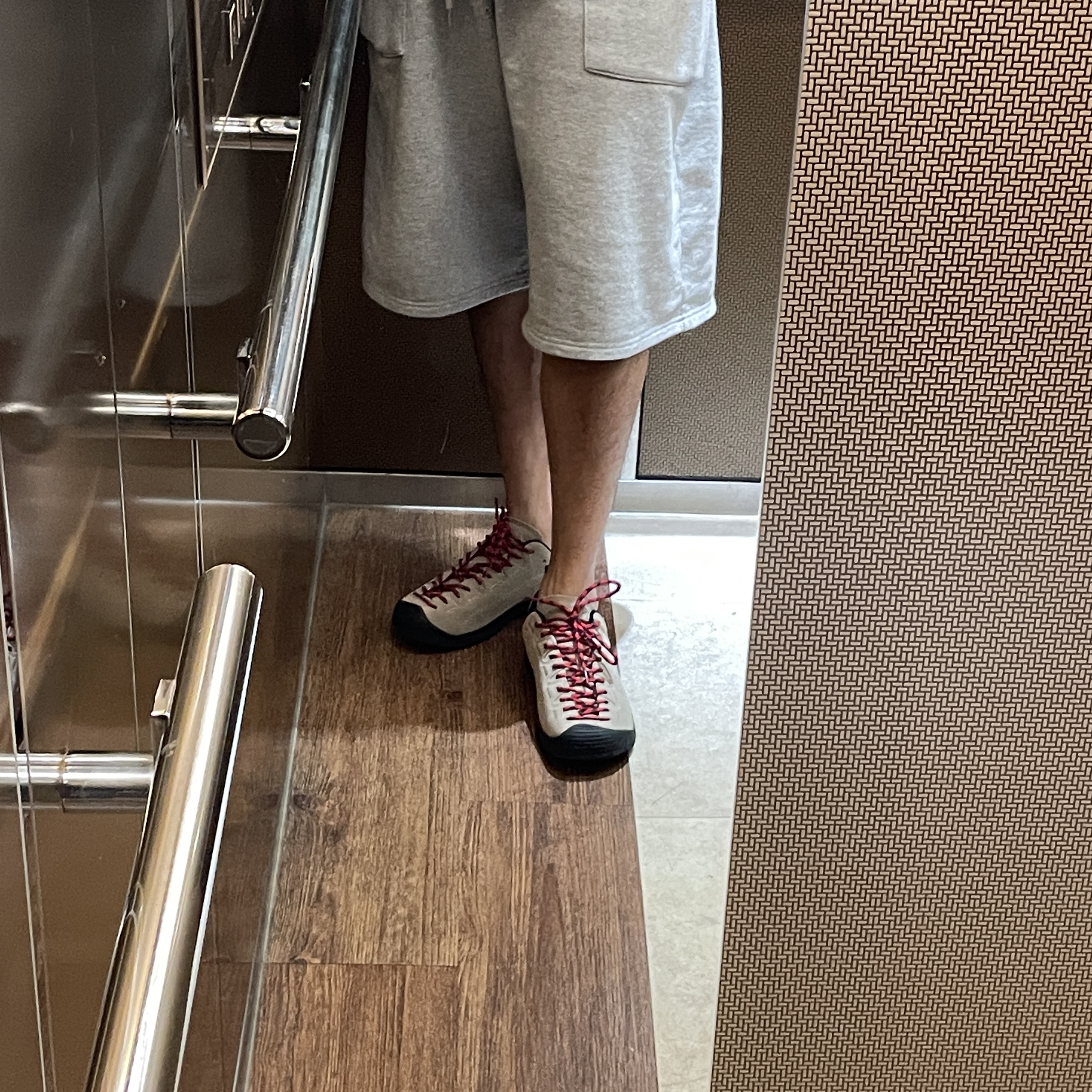 Keen Jasper Suede Sneakers Silver Mink 착용 스타일 - 2