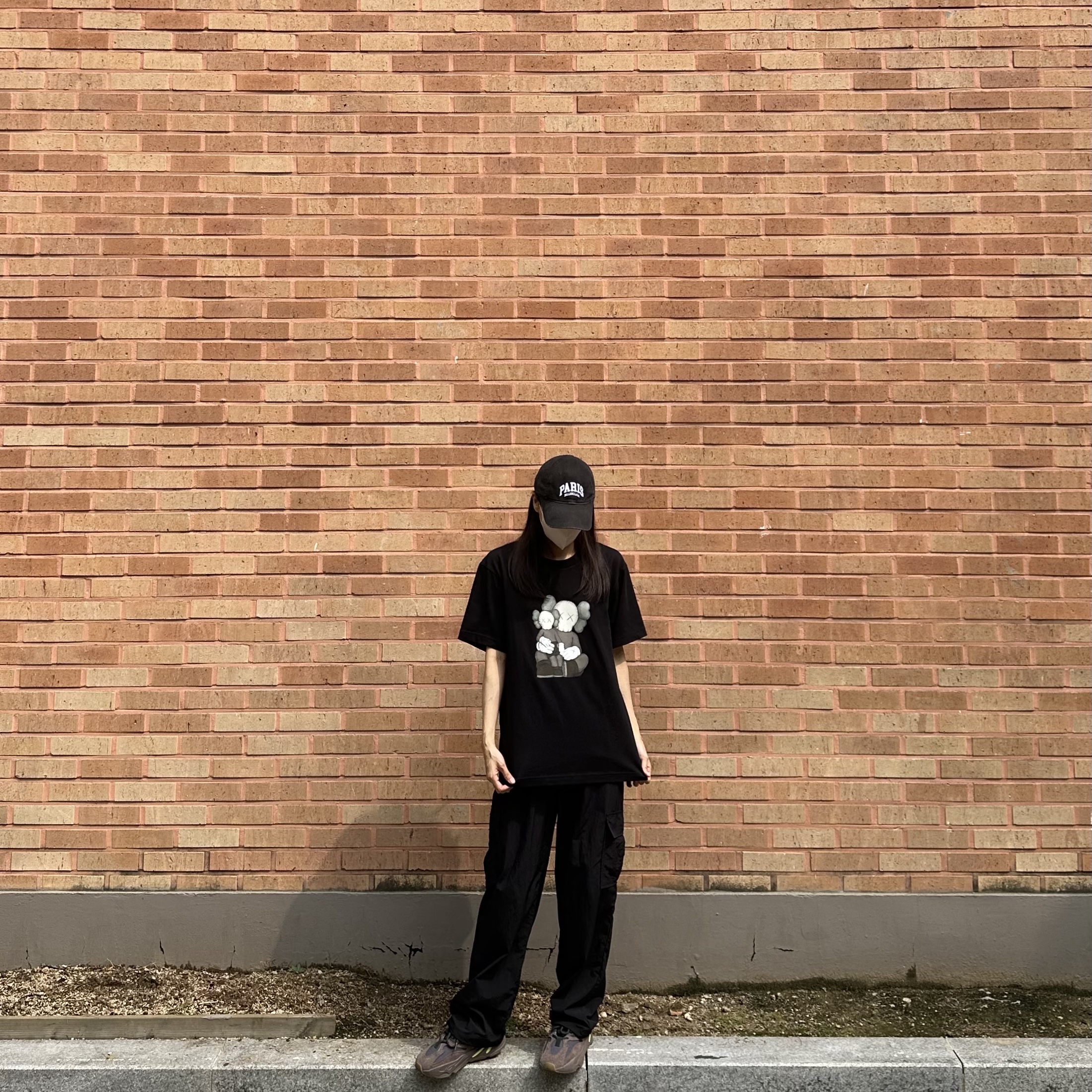 Balenciaga Cities Paris Cap Black, Uniqlo UT x Kaws Short Sleeve Graphic T-Shirt Black 착용 스타일 - 1