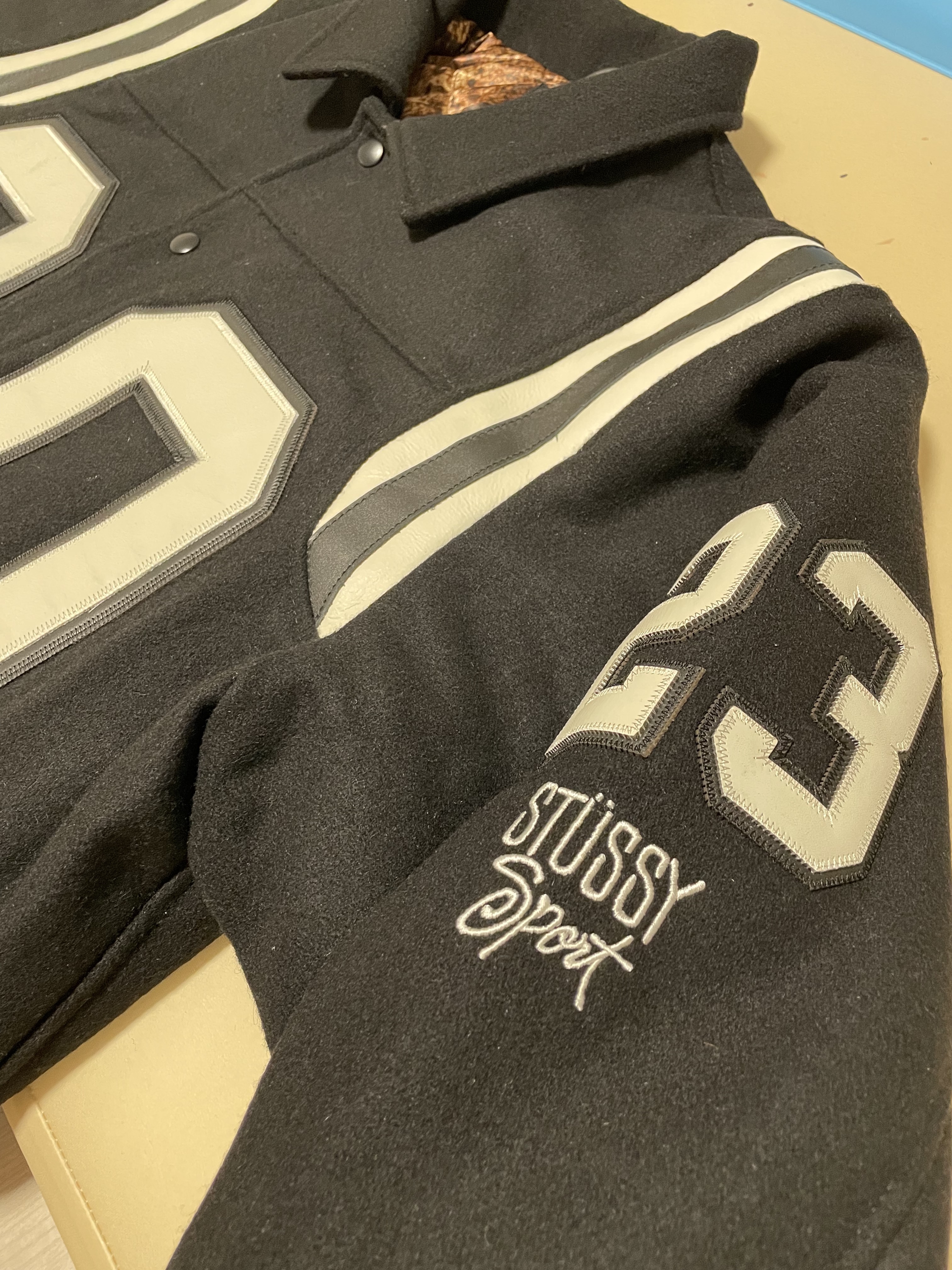 Stussy 80 Wool Varsity Jacket Black 착용 스타일 - 3