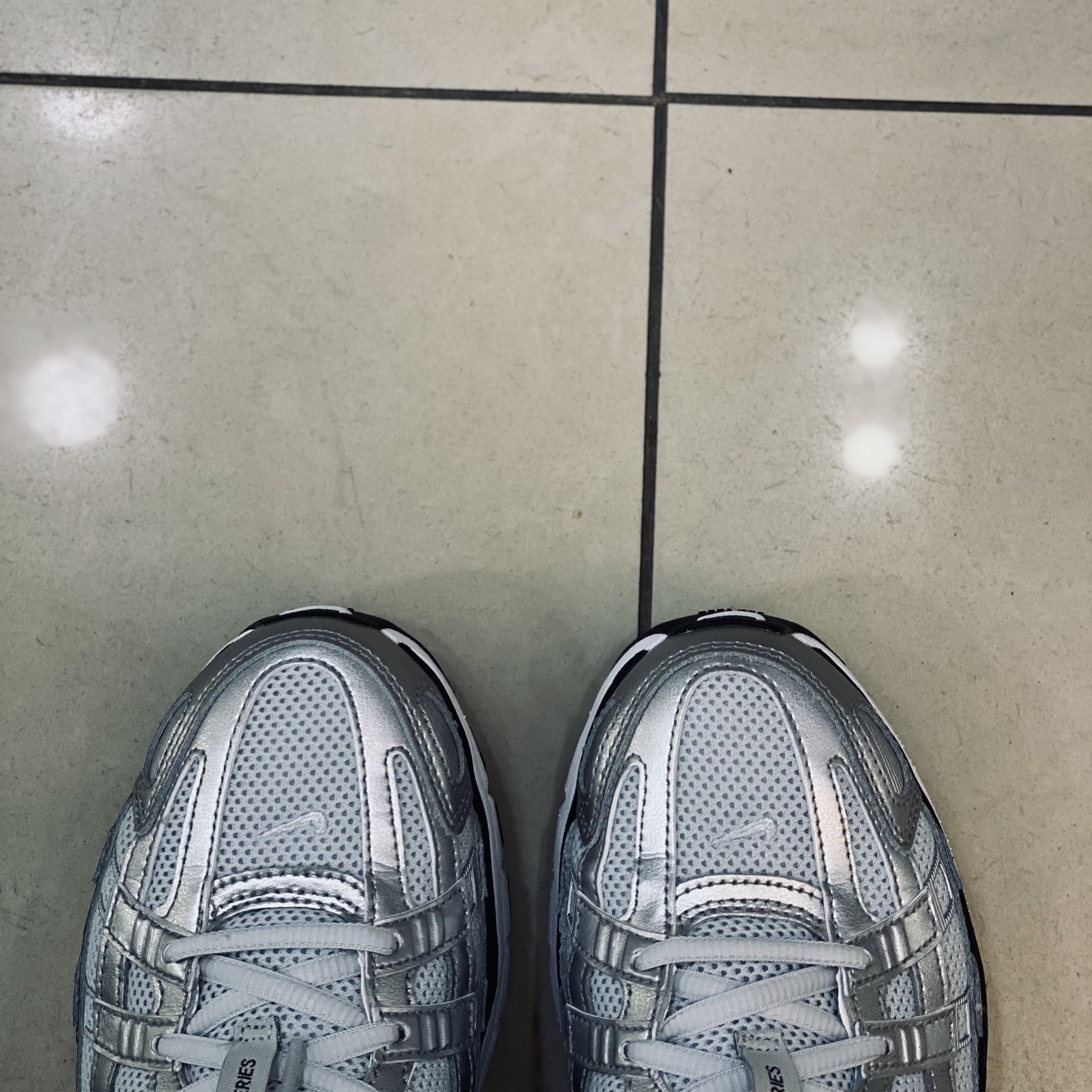 (W) Nike P-6000 White Metallic Silver 착용 스타일
