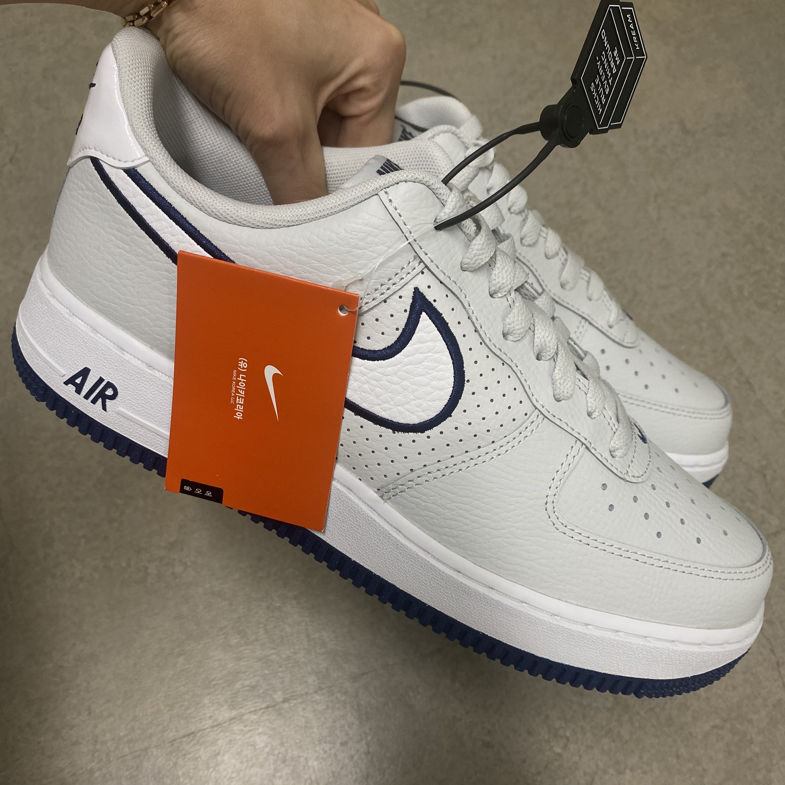 Nike Air Force 1 '07 Photon Dust White 착용 스타일
