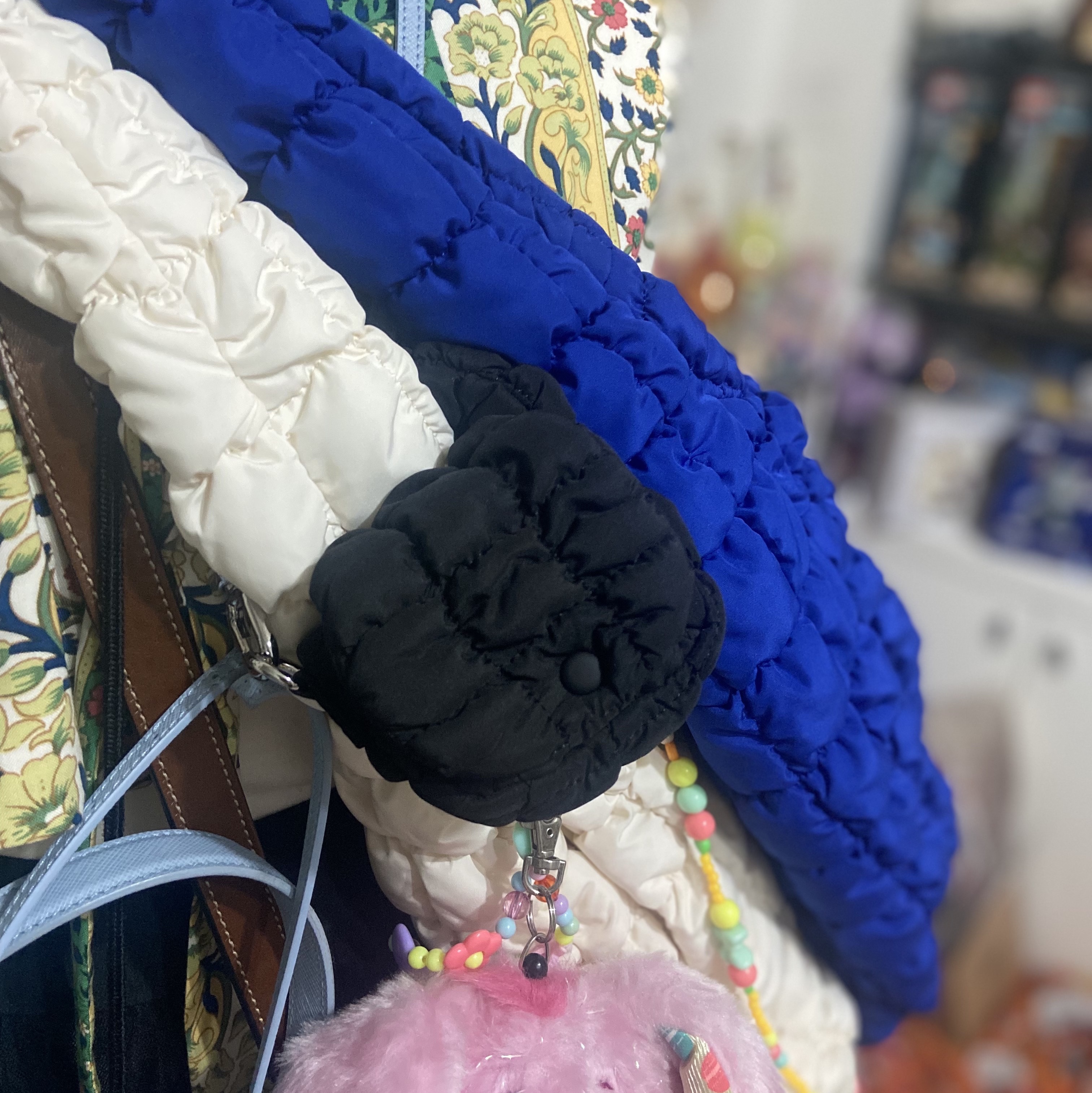 COS Quilted Nano Bag Black, COS Quilted Oversized Shoulder Bag Off White Light Beige 착용 스타일 - 3