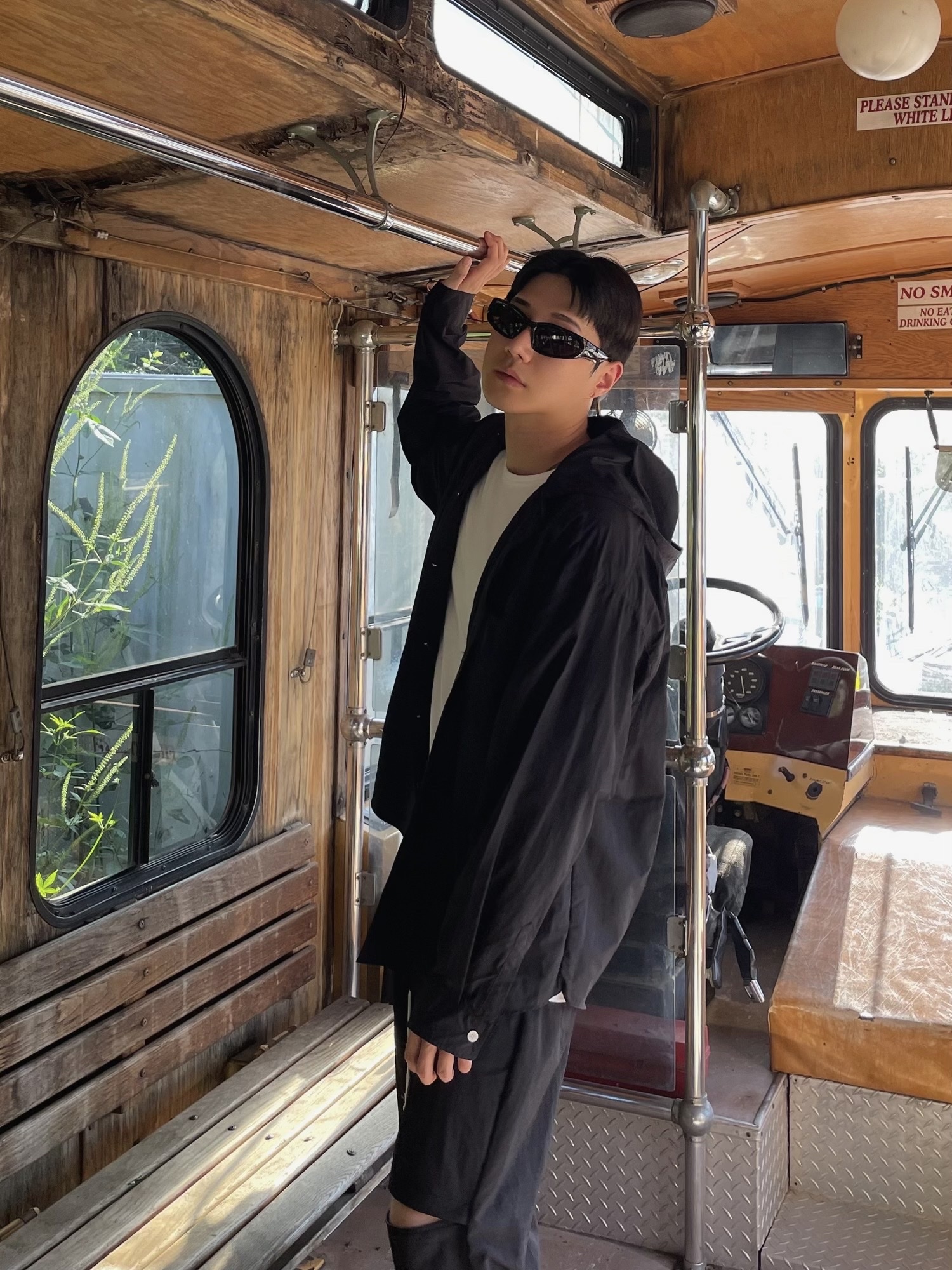 Balenciaga Swift Oval Sunglasses Black, Balenciaga Swift Oval Sunglasses Silver 착용 스타일 - 1