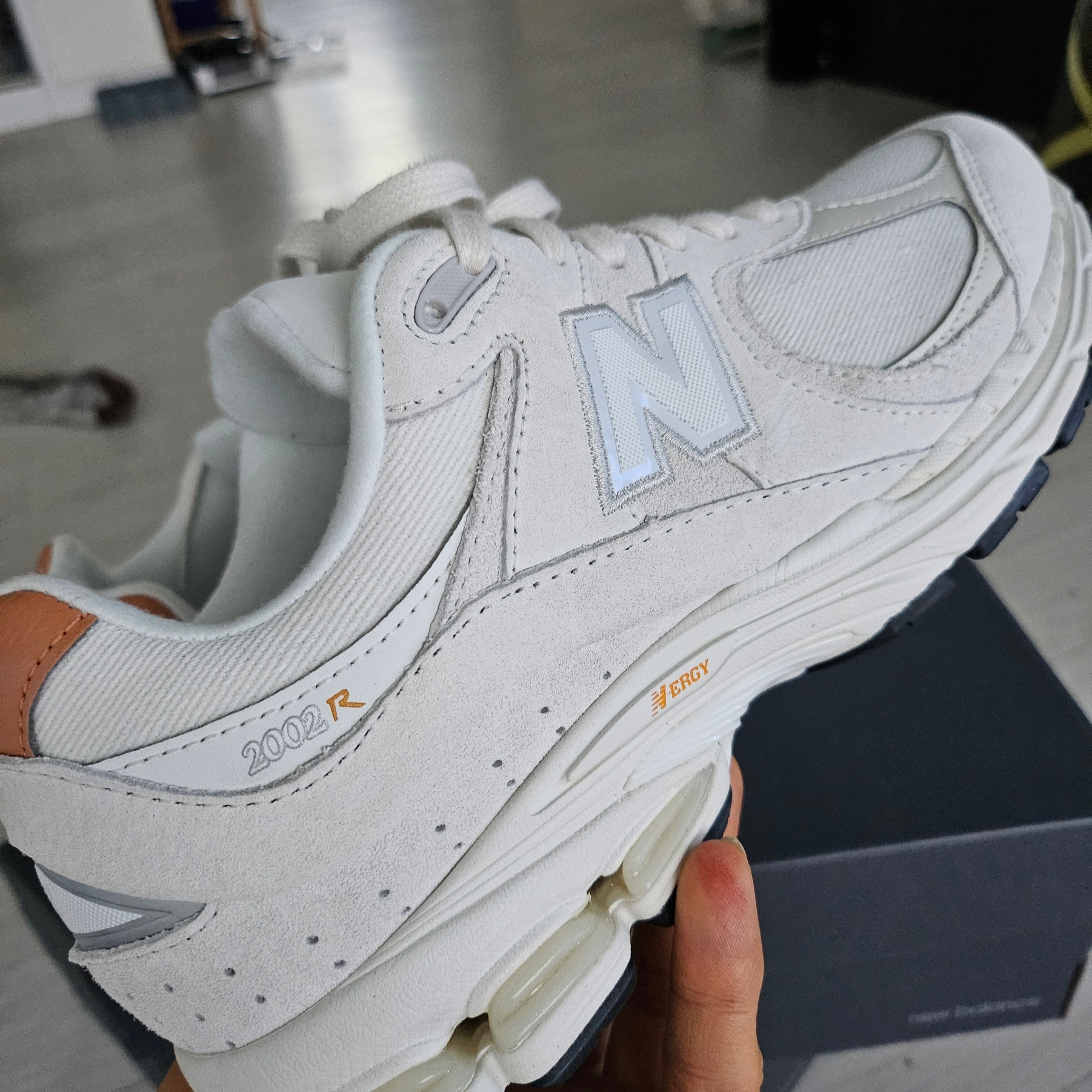 New Balance 2002R Reflection Sepia Sea Salt 착용 스타일 - 2