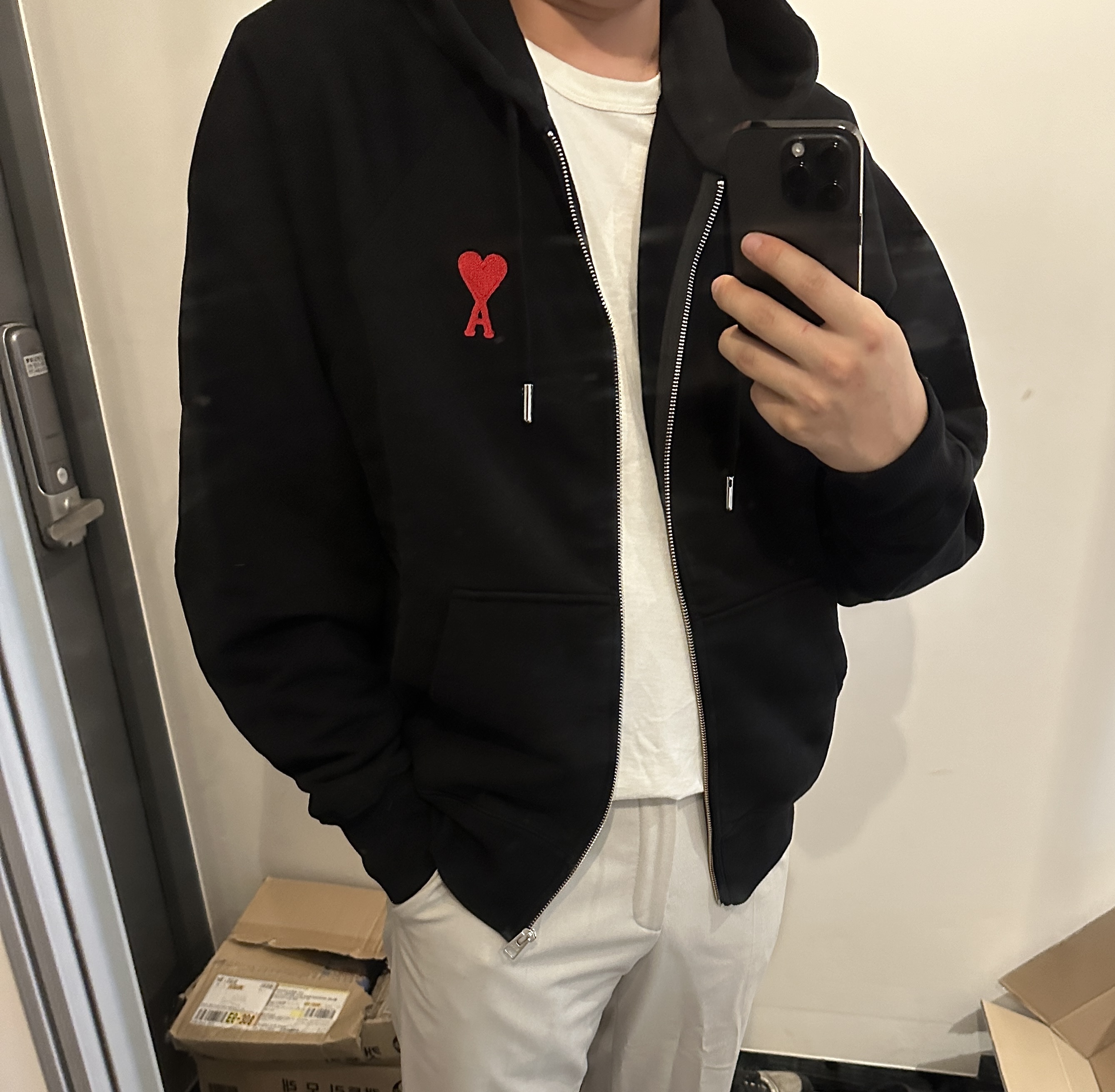 AMI de Coeur Zipped Hoodie Black 착용 스타일 - 1