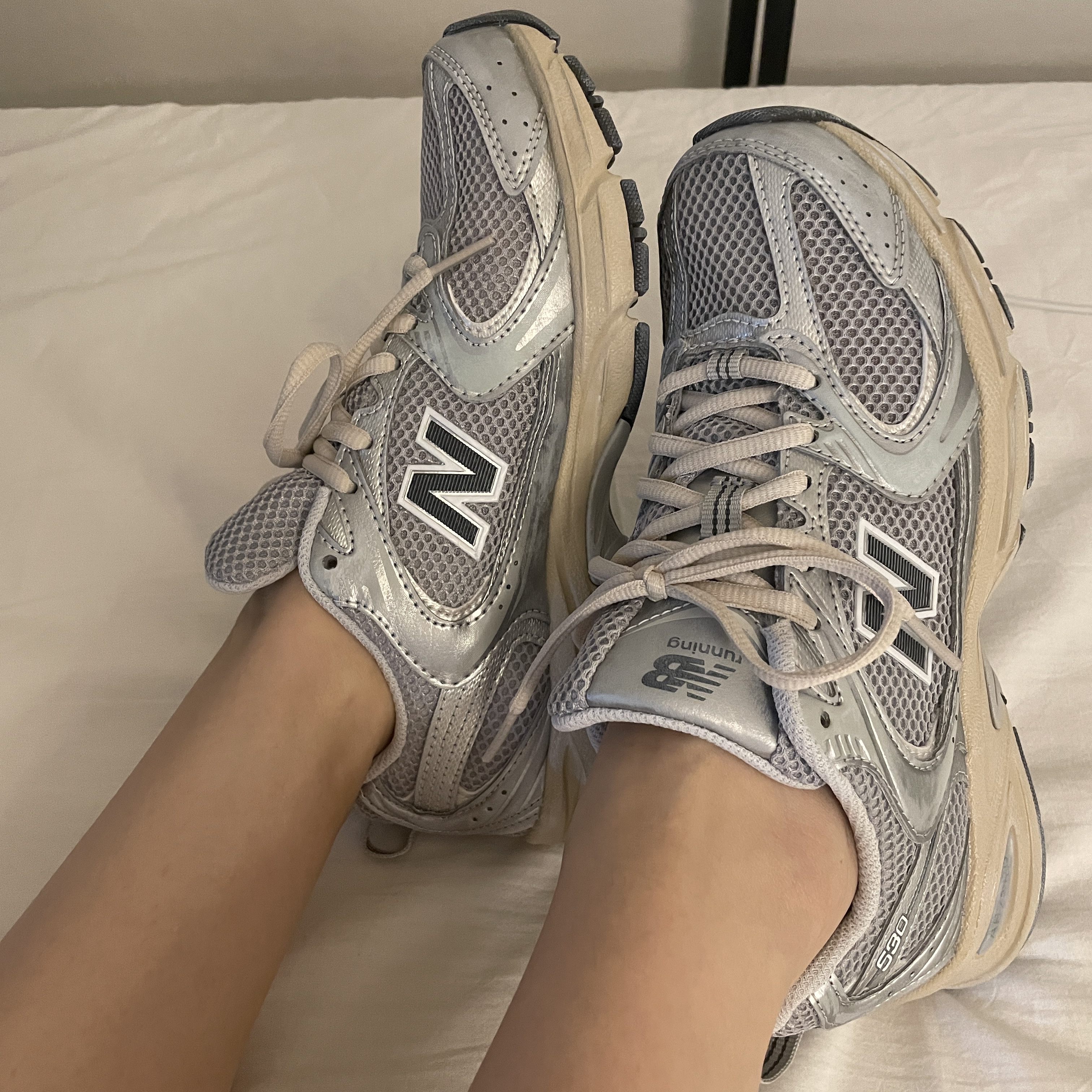 New Balance 530 Vintage Metallic Silver 착용 스타일 - 1