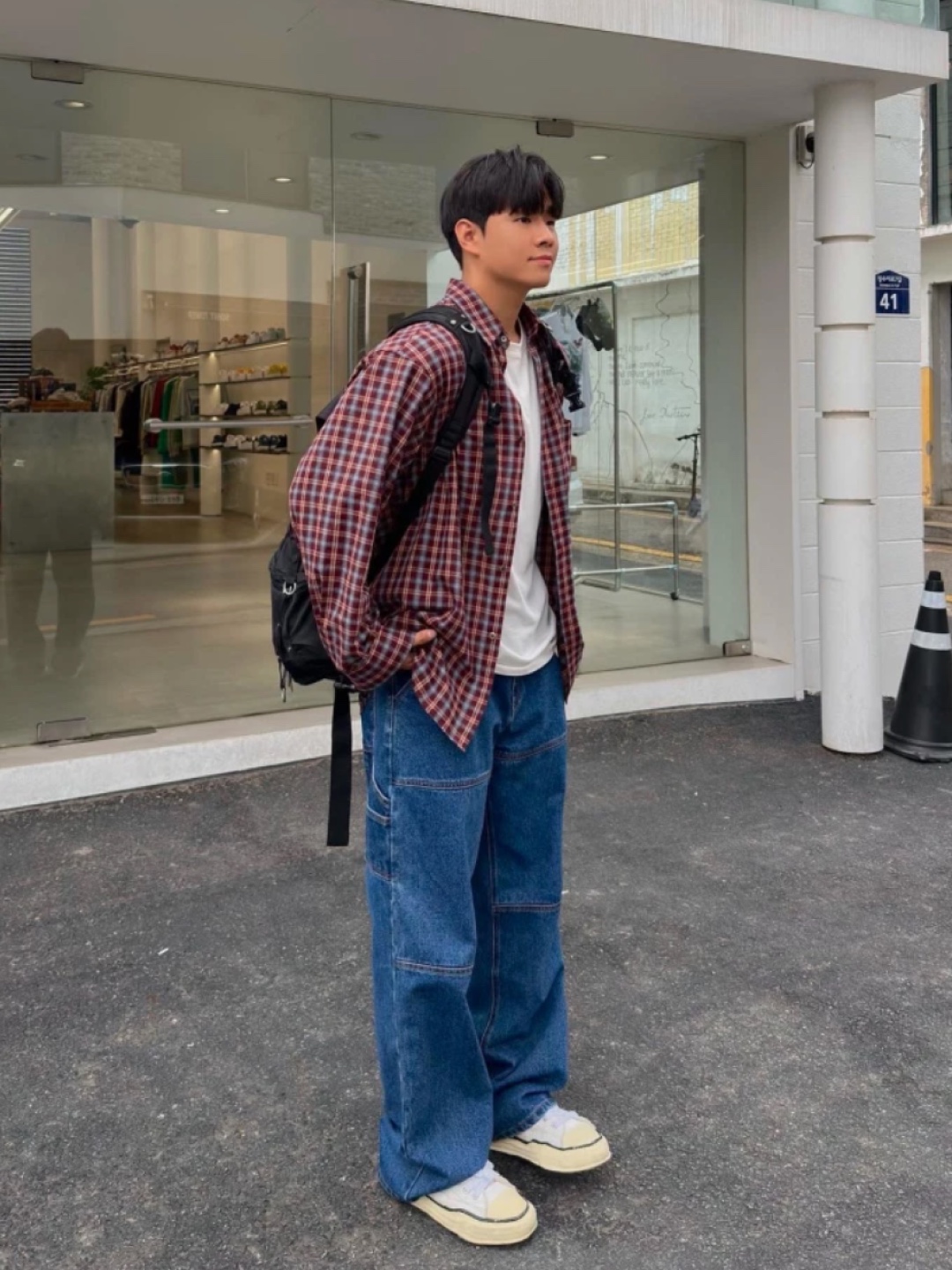 [30% 적립] Polo Ralph Lauren Classic Fit Garment Dyed Oxford Shirt White, New Balance 2002R Rust Oxide 착용 스타일 - 4