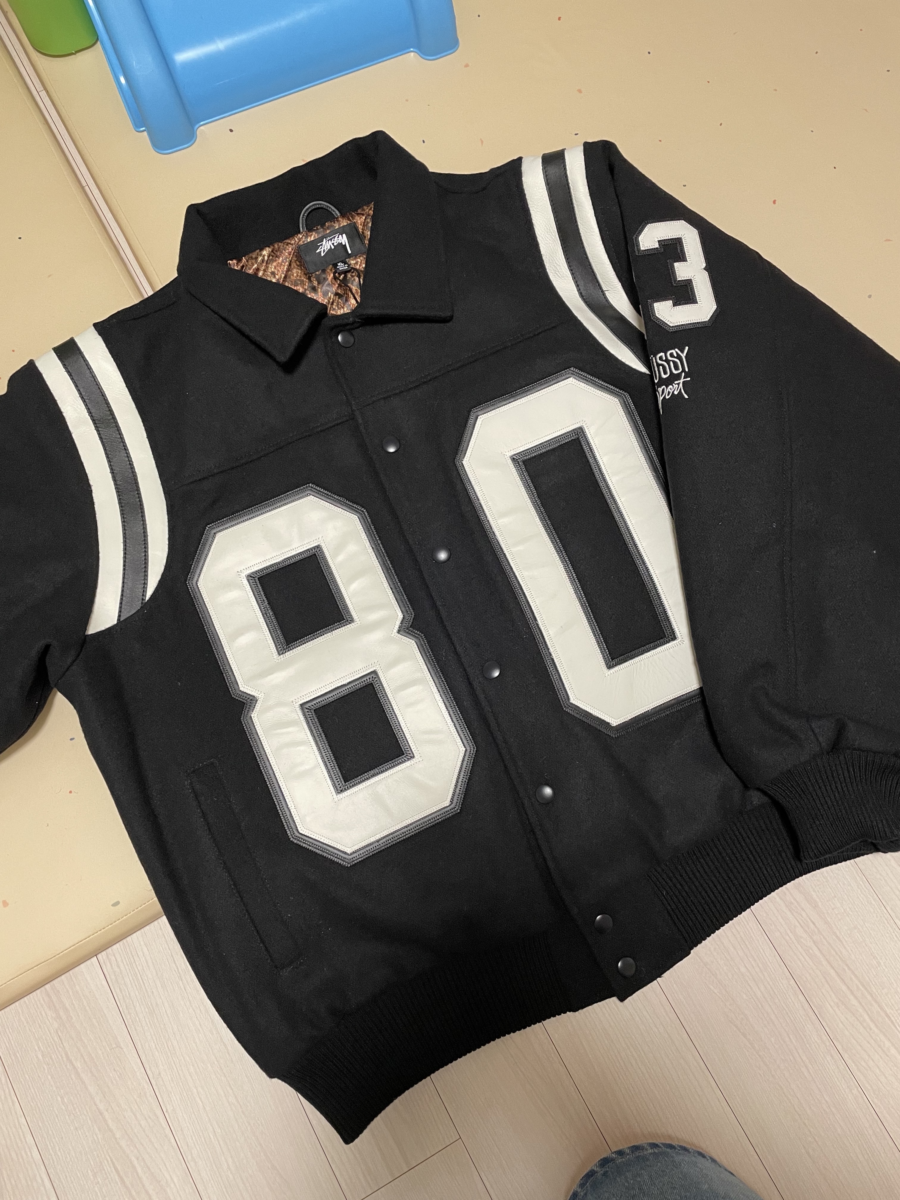 Stussy 80 Wool Varsity Jacket Black 착용 스타일 - 1
