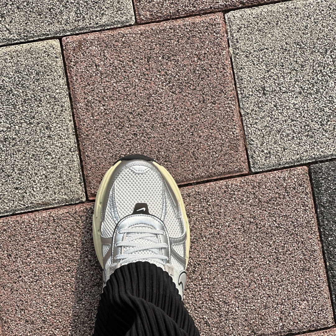 Nike V2K Run Summit White Metallic Silver 착용 스타일