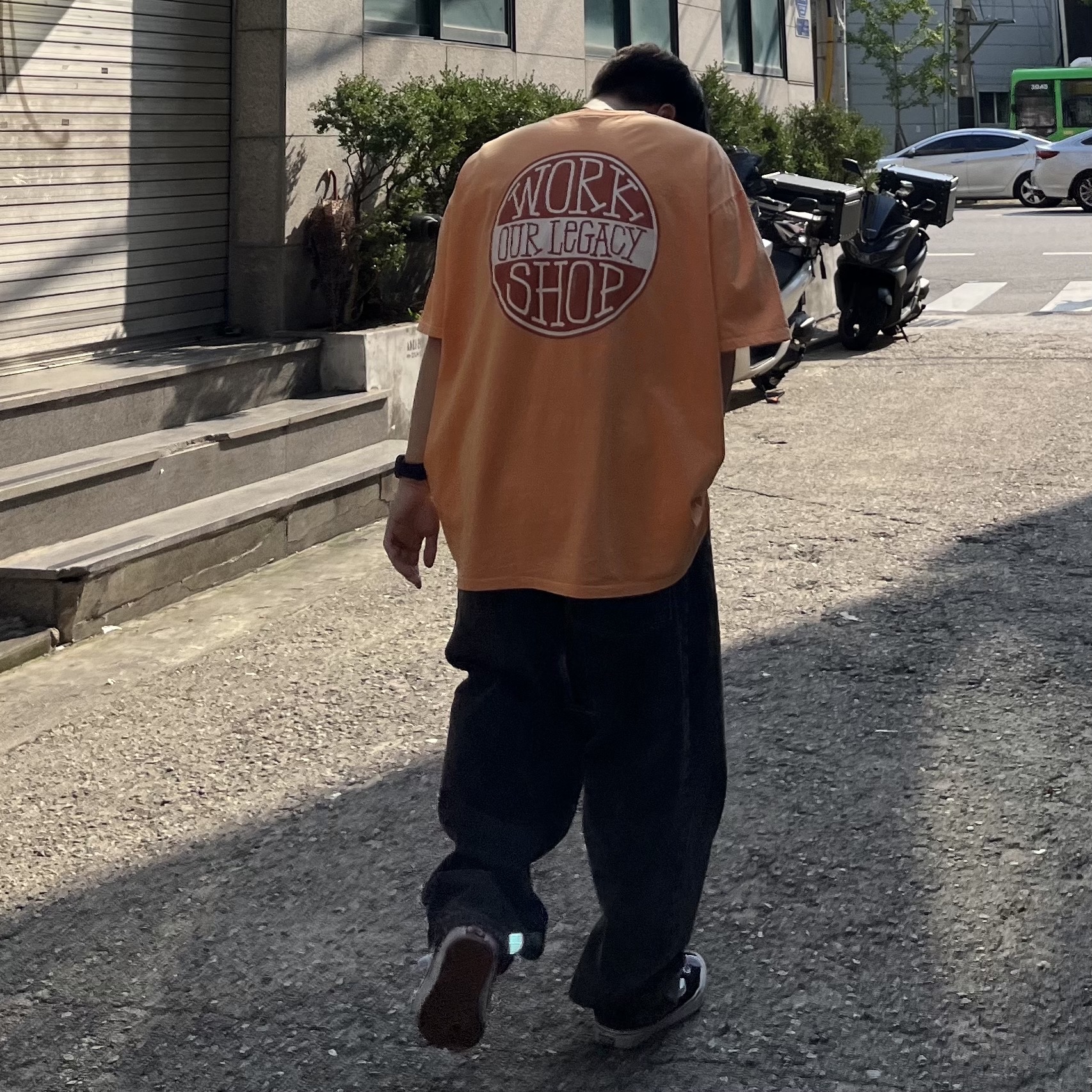Vans Knu-Skool Black True White, Stussy x Our Legacy Work Shop Dot Pigment Dyed T-Shirt Apricot 착용 스타일 - 2