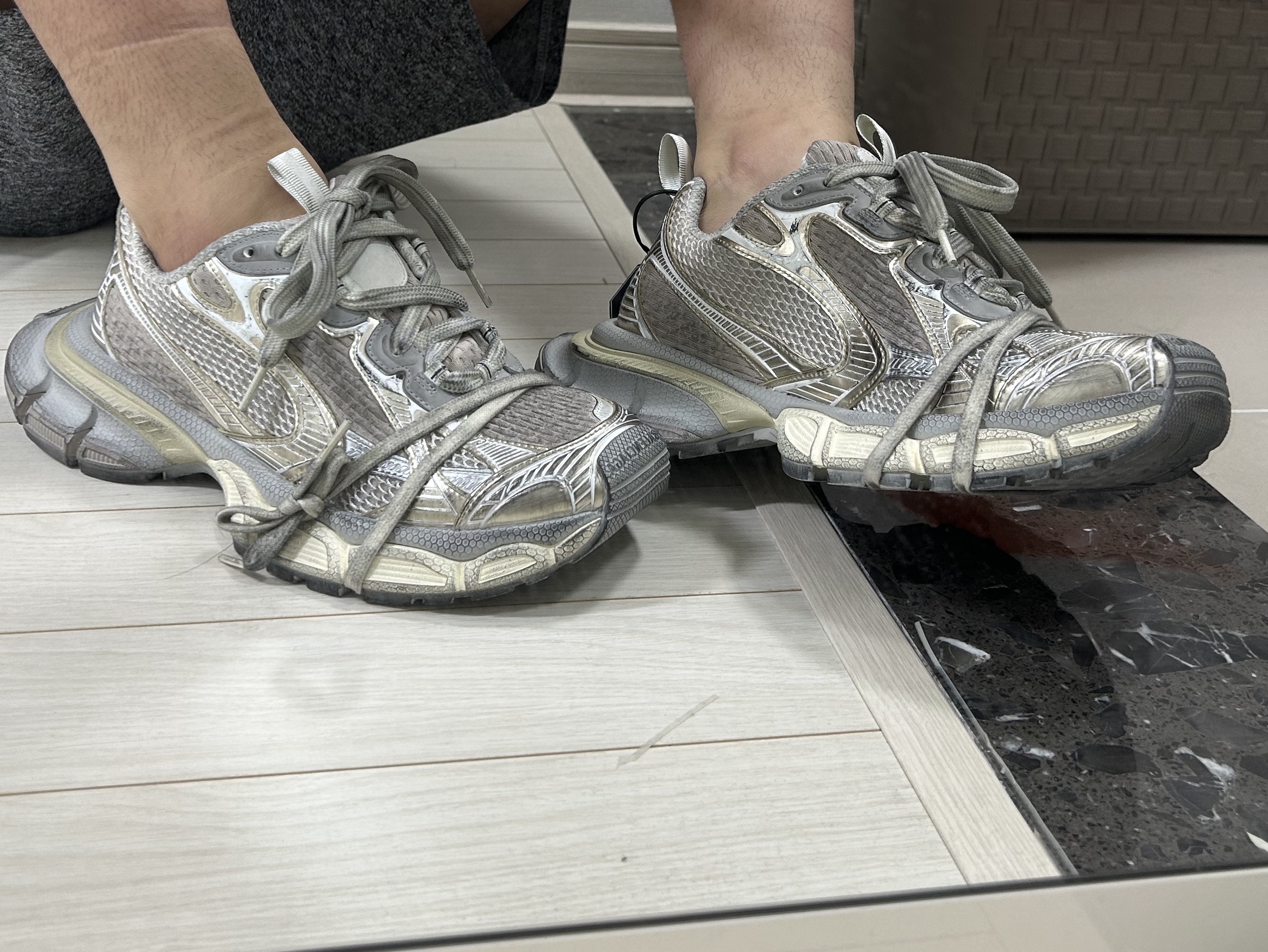 Balenciaga 3XL Sneakers Light Beige 착용 스타일