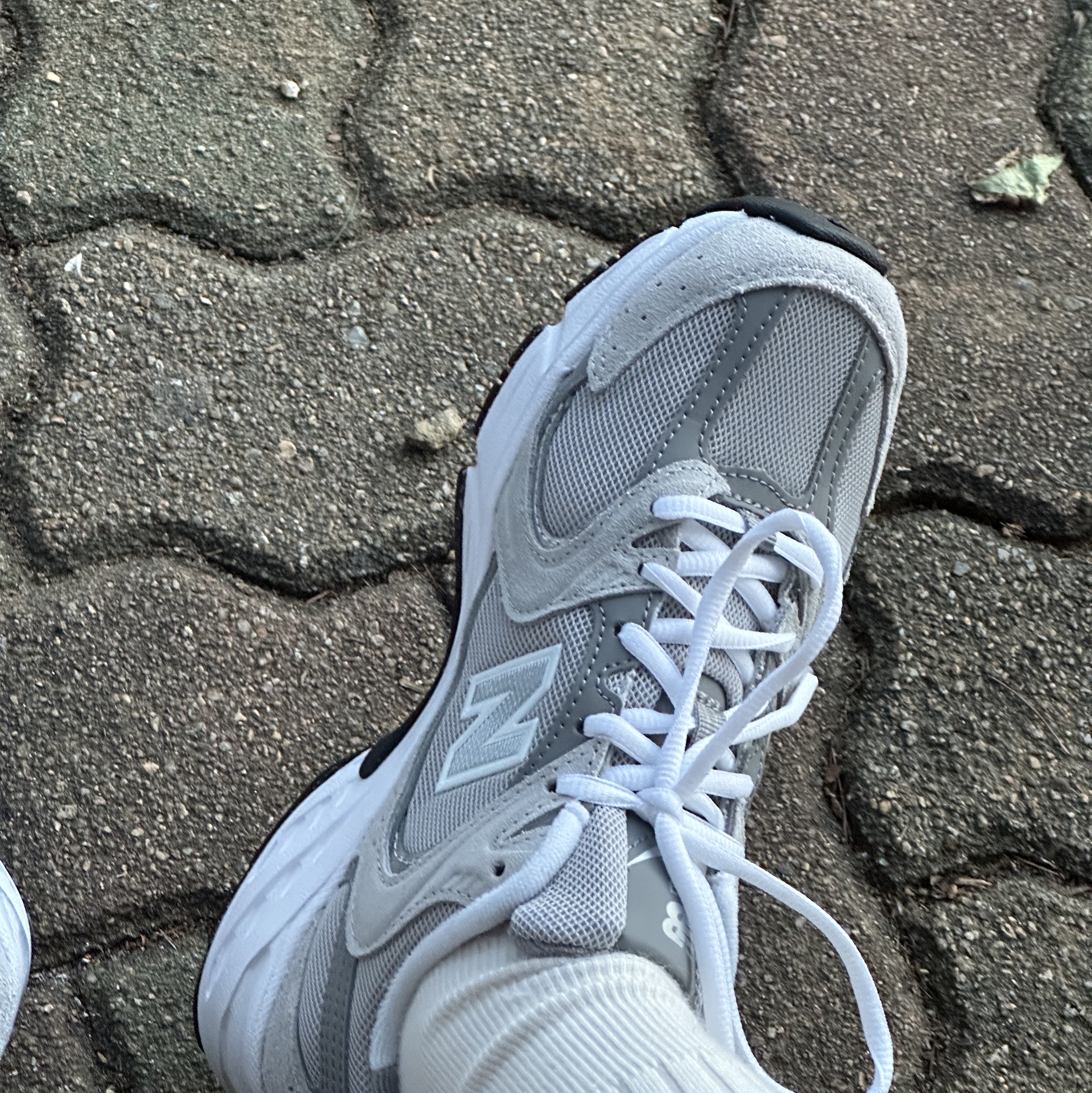 New Balance 530 Grey 착용 스타일 - 2
