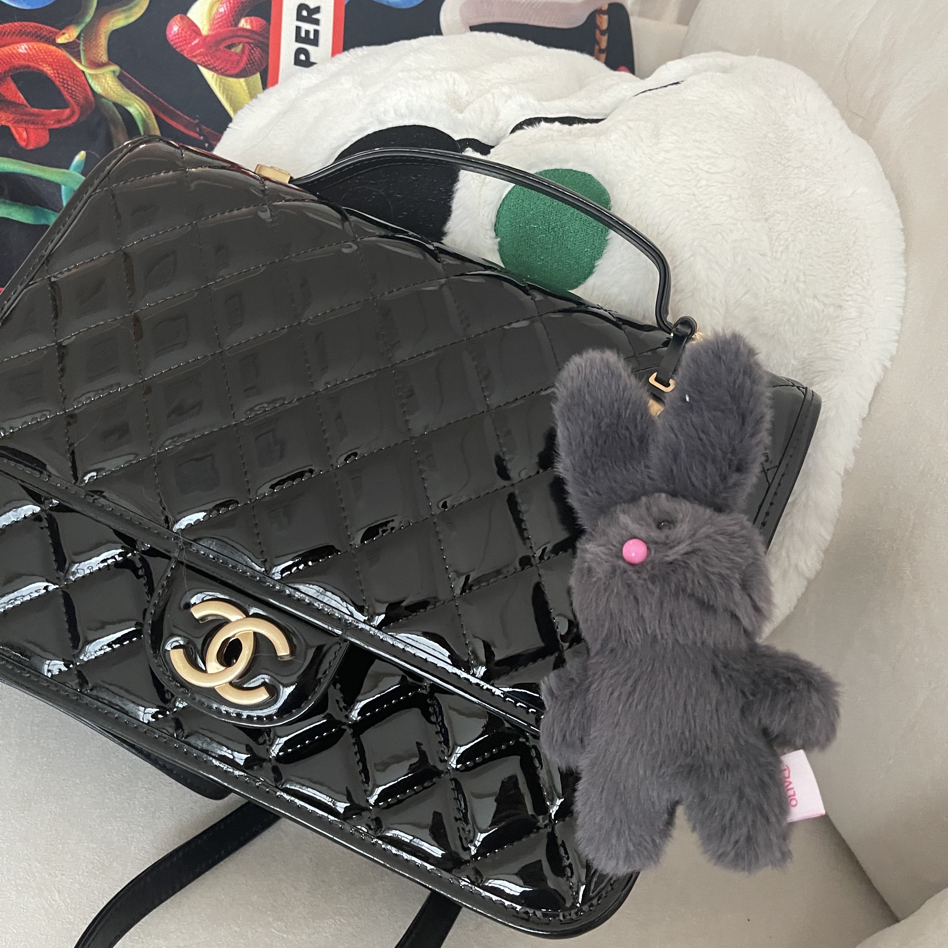 Olivet Rabbit Keychain Grey 착용 스타일