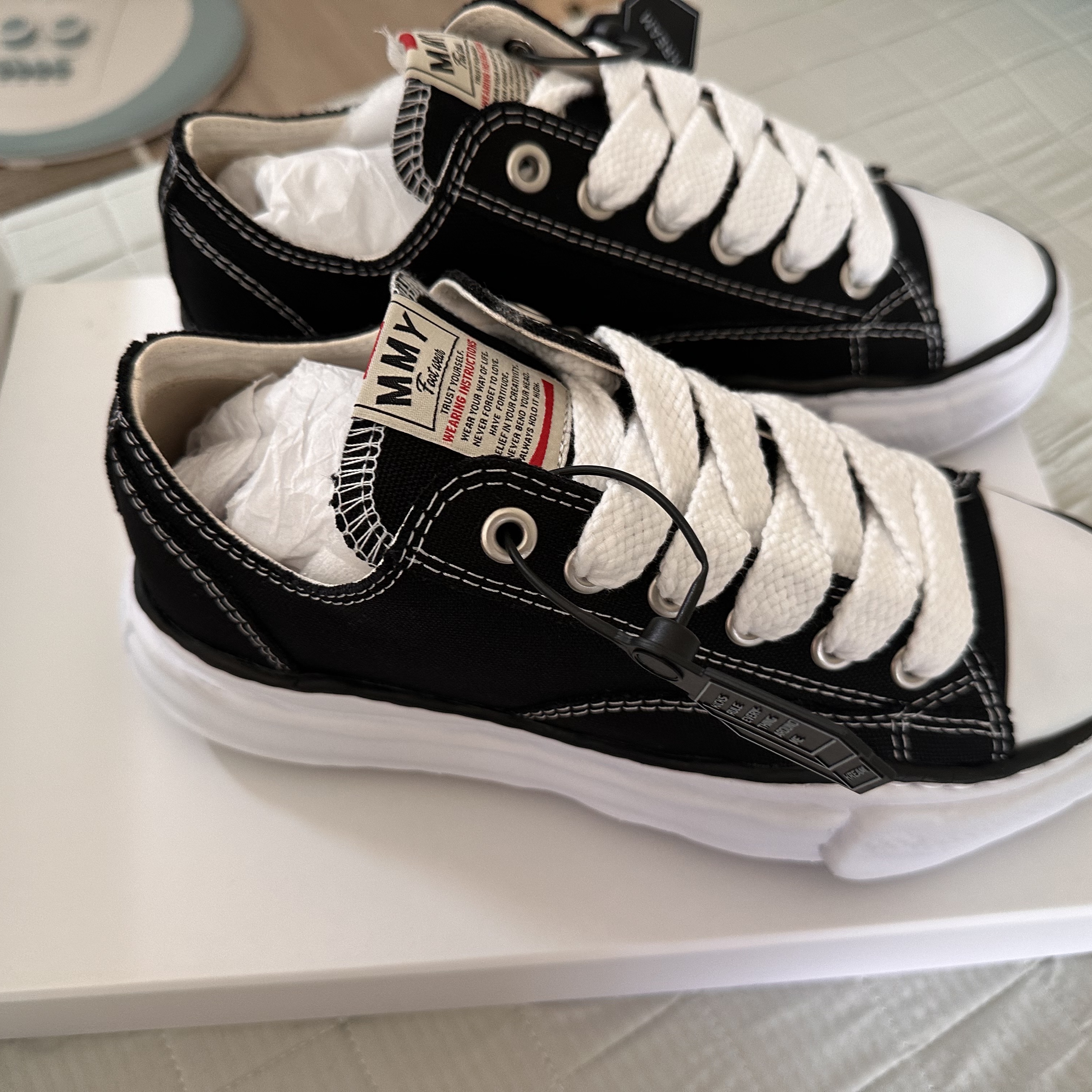 Maison Mihara Yasuhiro Peterson OG Sole Canvas Low Sneakers Black 착용 스타일 - 4