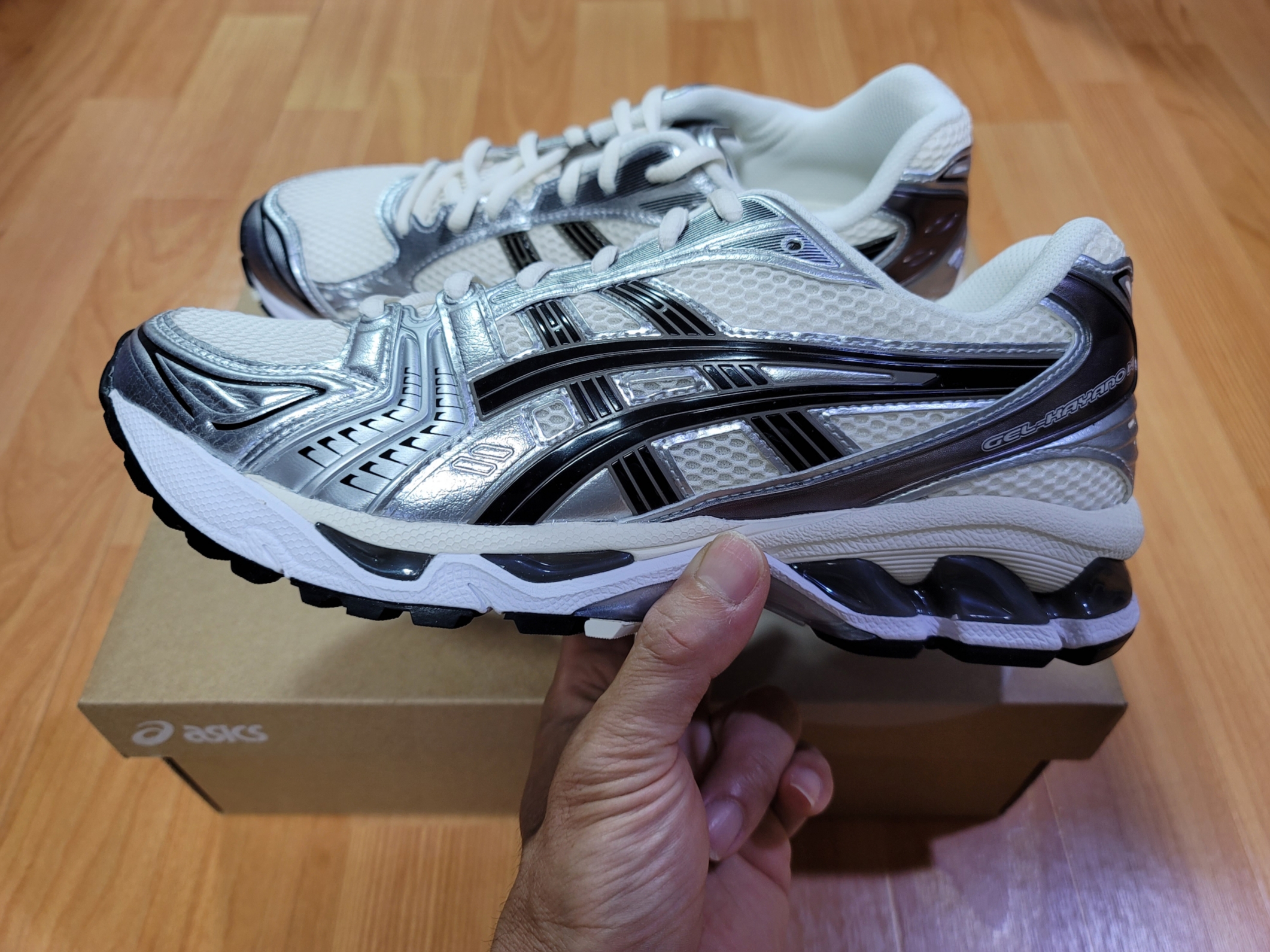 Asics Gel-Kayano 14 Cream Black 착용 스타일 - 1