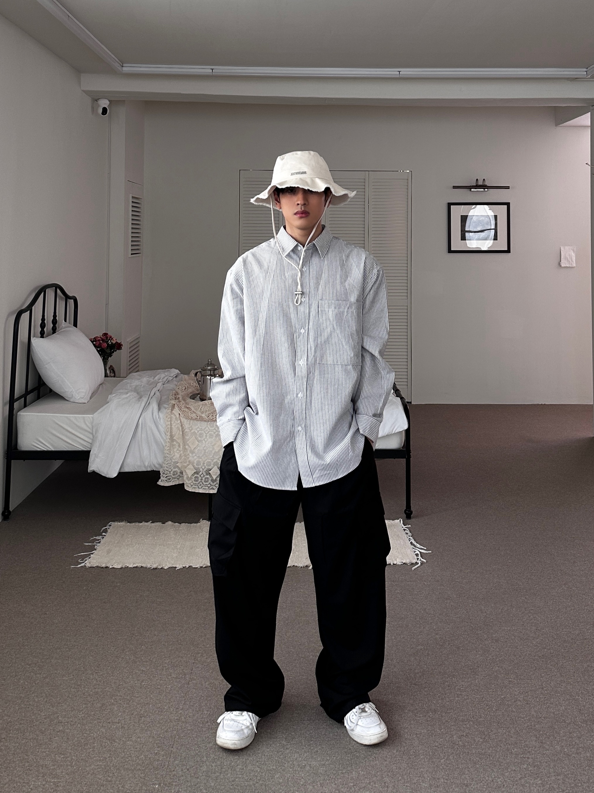 Jacquemus Le Bob Artichaut Bucket Hat Off White, Nike Air Force 1 '07 Low White 착용 스타일 - 1