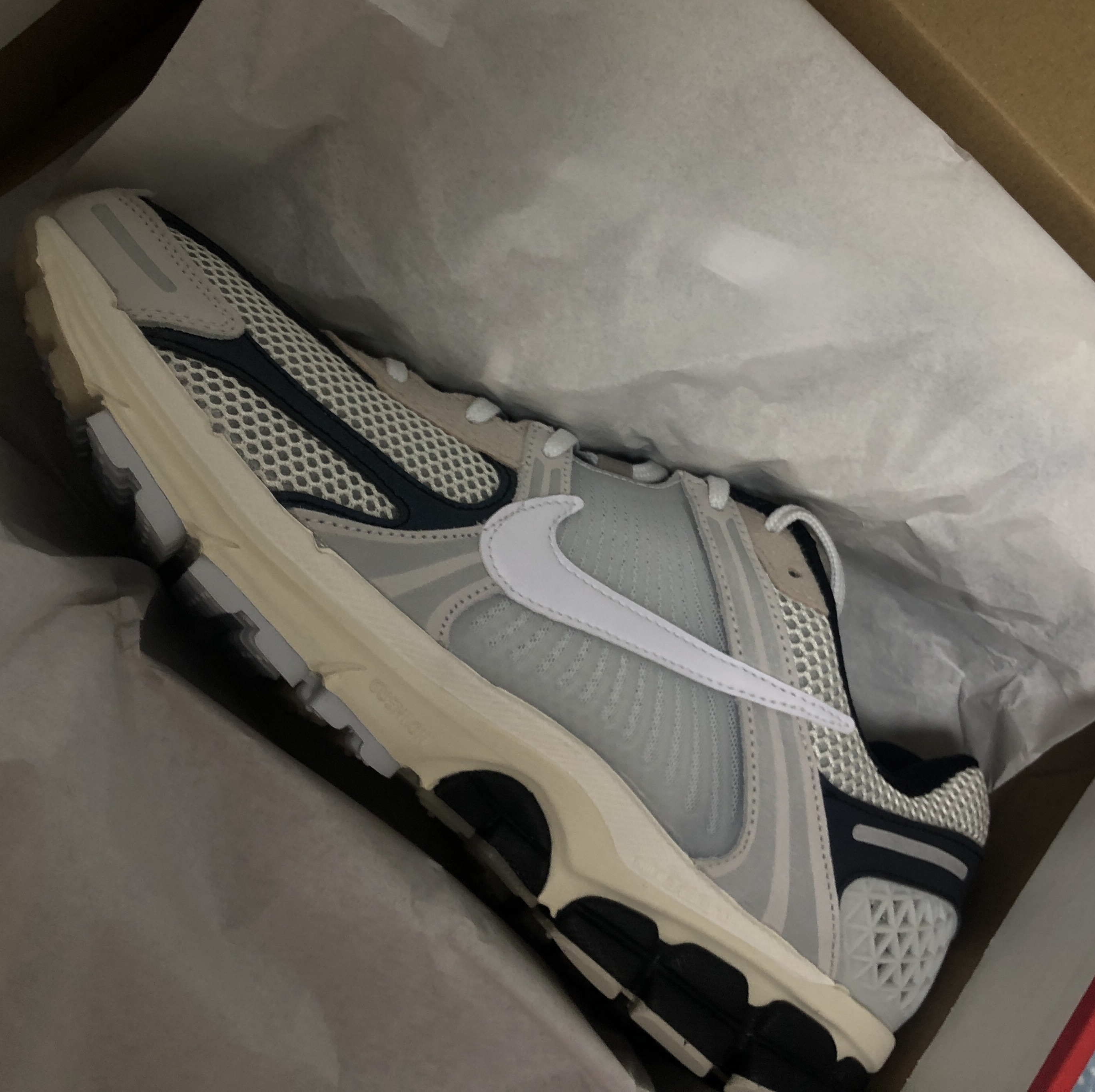 Nike Zoom Vomero 5 Light Bone and Black 착용 스타일