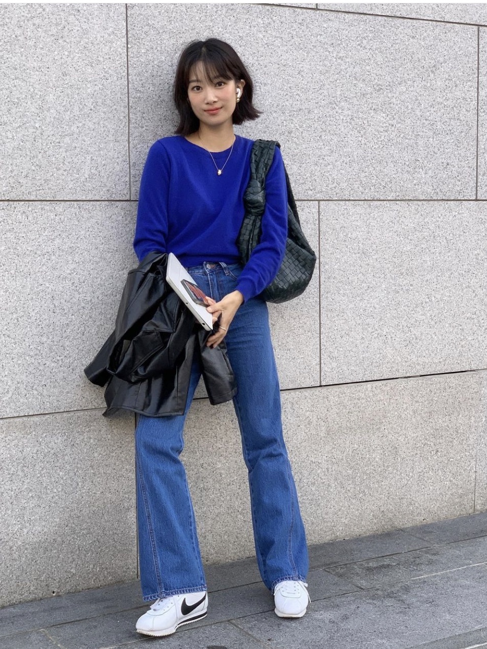 Bottega Veneta Leather Jodie Bag Inkwell 착용 스타일