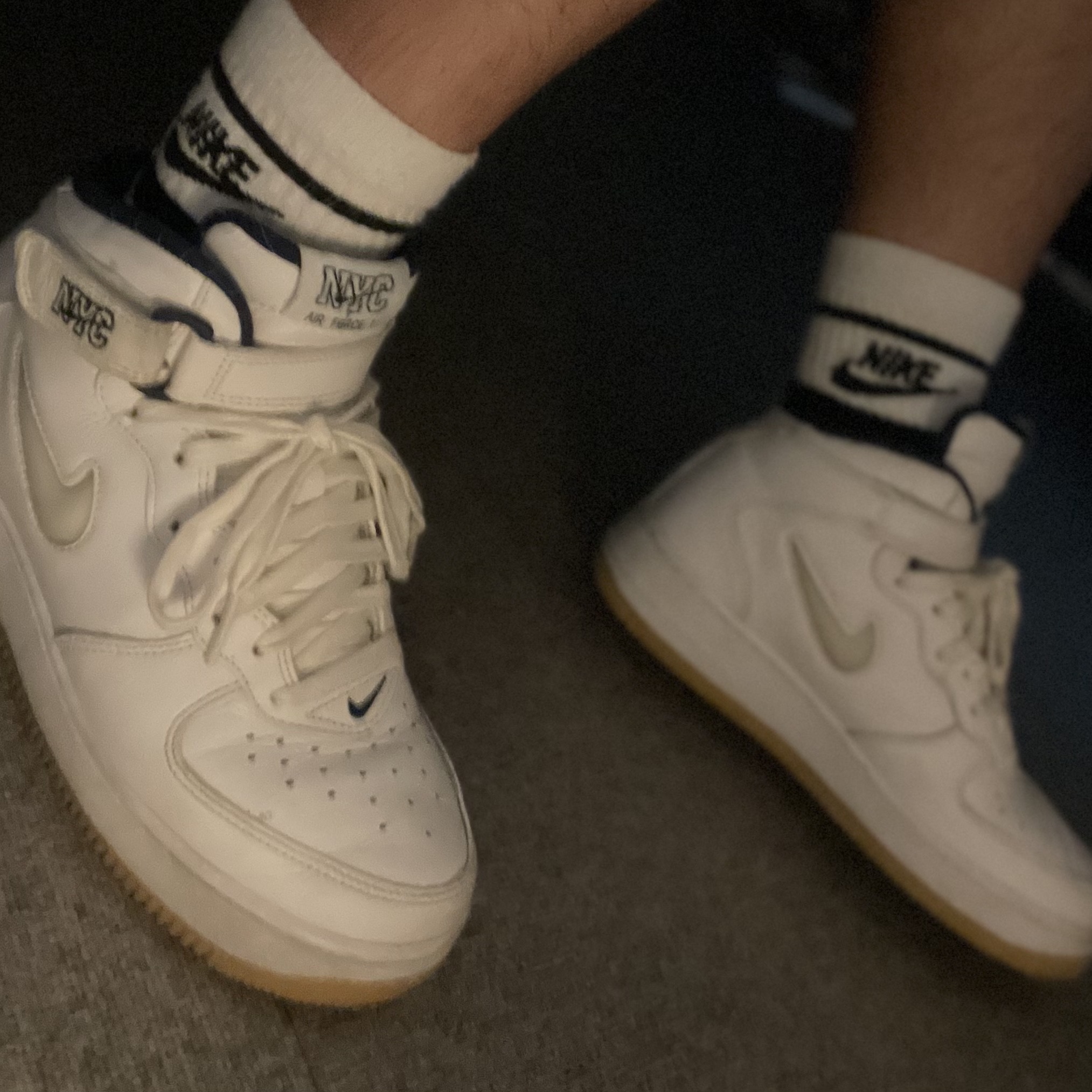 Nike Air Force 1 Mid QS NYC White Midnight Navy 착용 스타일