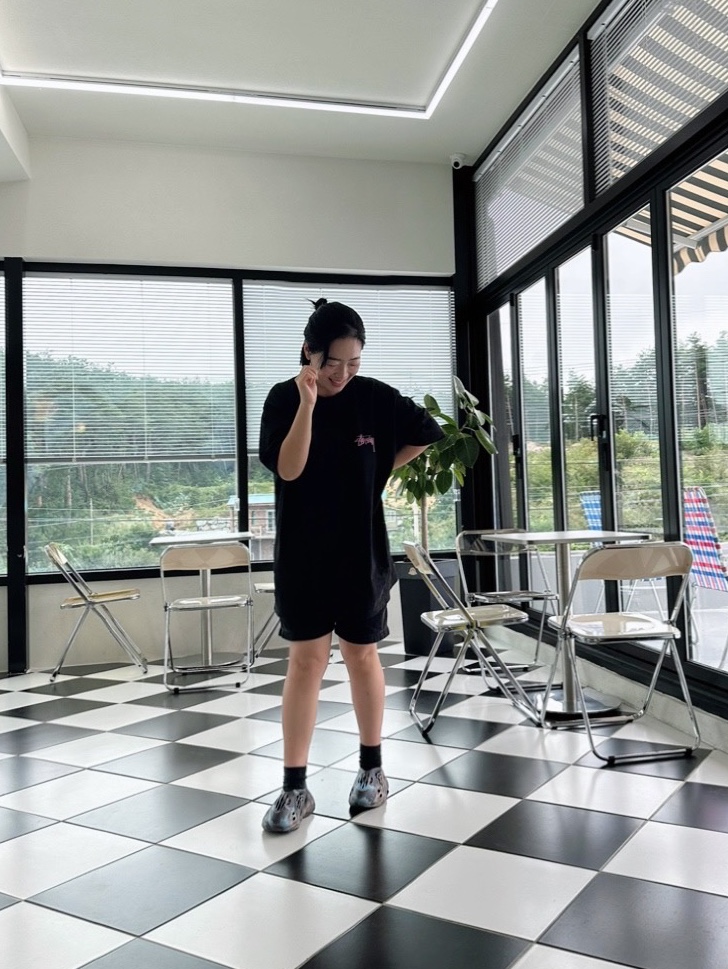 Stussy Skate Tough T-Shirt Black, Adidas Yeezy Foam RNNR MX Cinder 착용 스타일 - 1