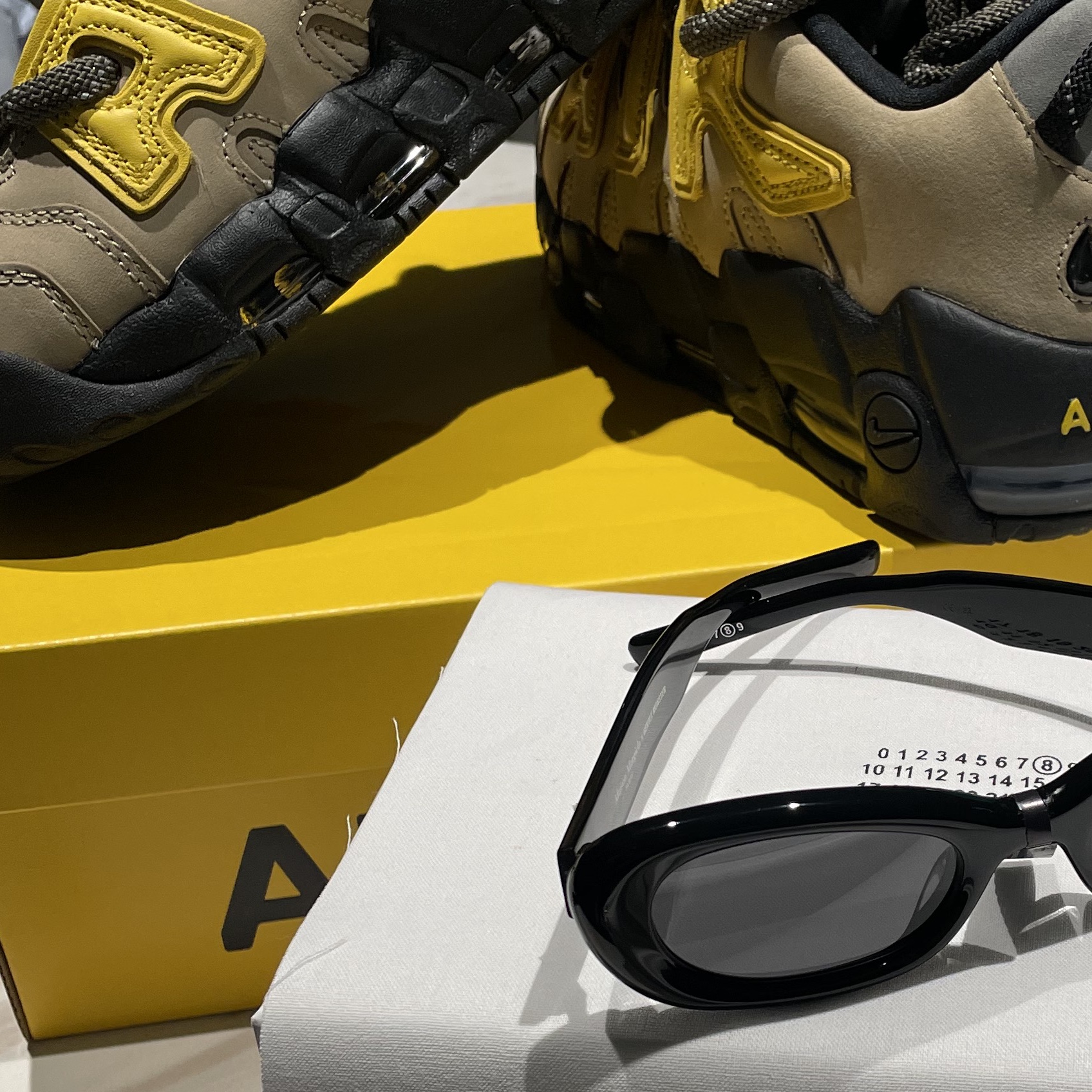 Nike x Ambush Air More Uptempo Low Vivid Sulfur and Limestone, Gentle Monster x Maison Margiela MM004 Black Black 착용 스타일 - 5