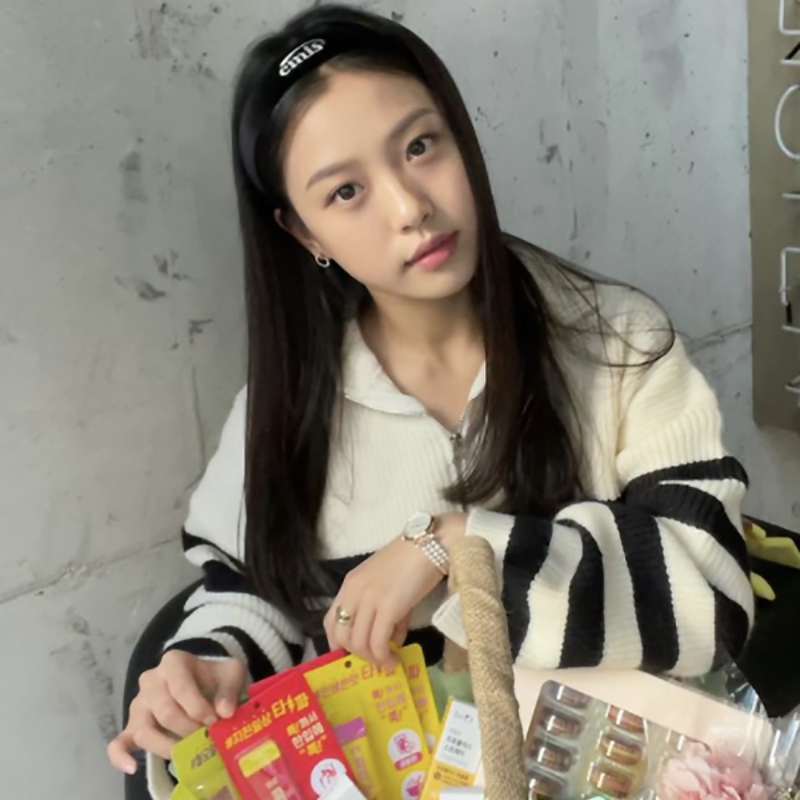 (W) Emis Corduroy Wide Hairband Black 착용 스타일