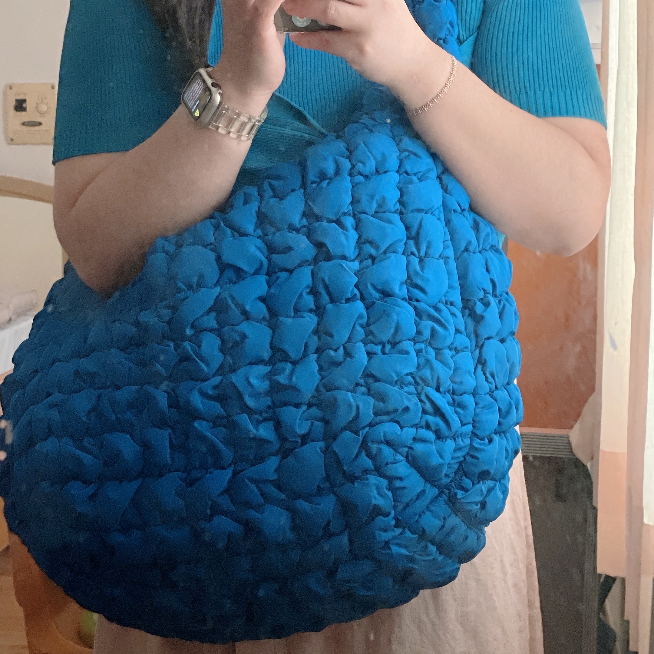 COS Quilted Oversized Shoulder Bag Blue 착용 스타일 - 1