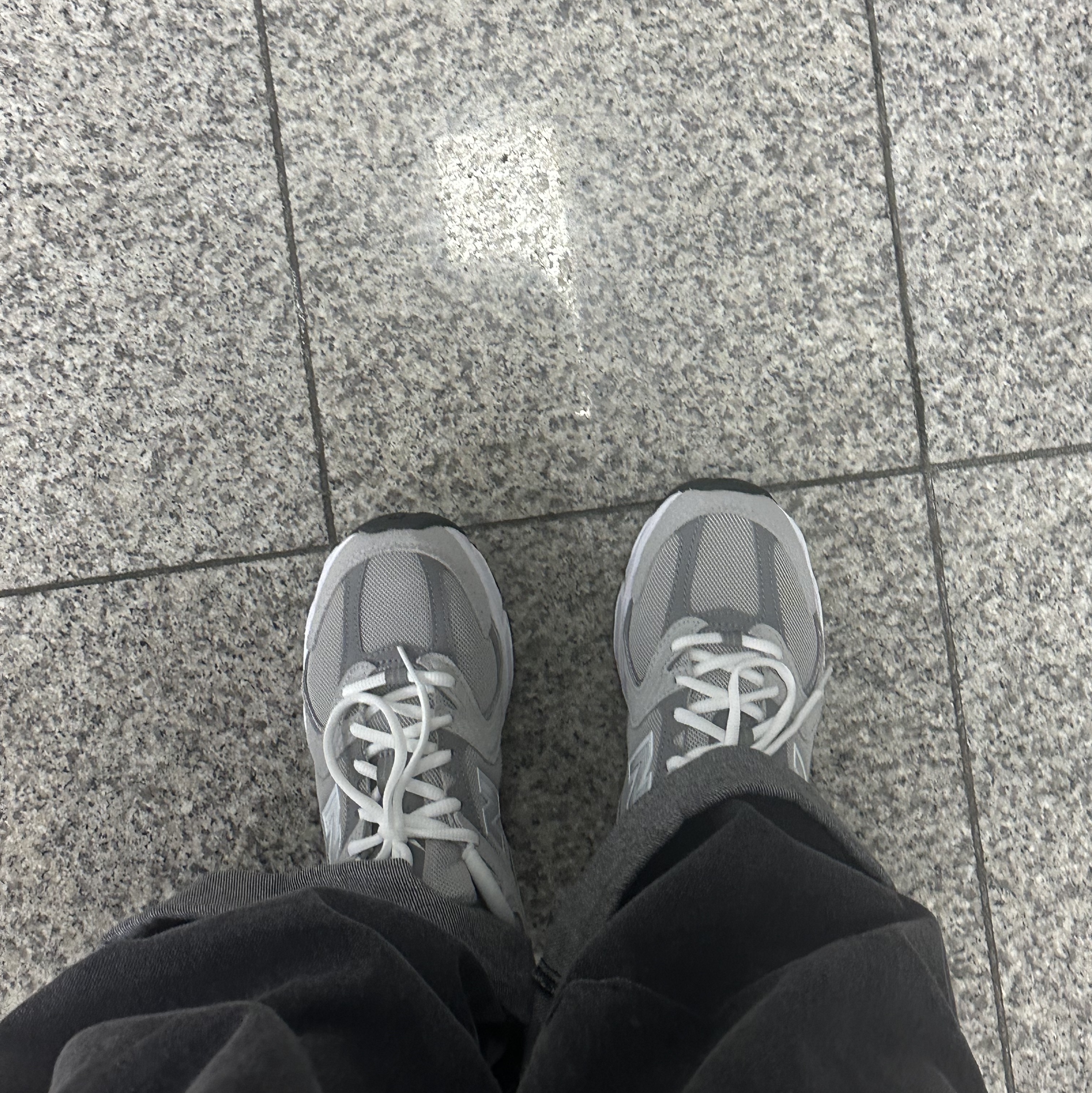 New Balance 530 Grey 착용 스타일 - 1
