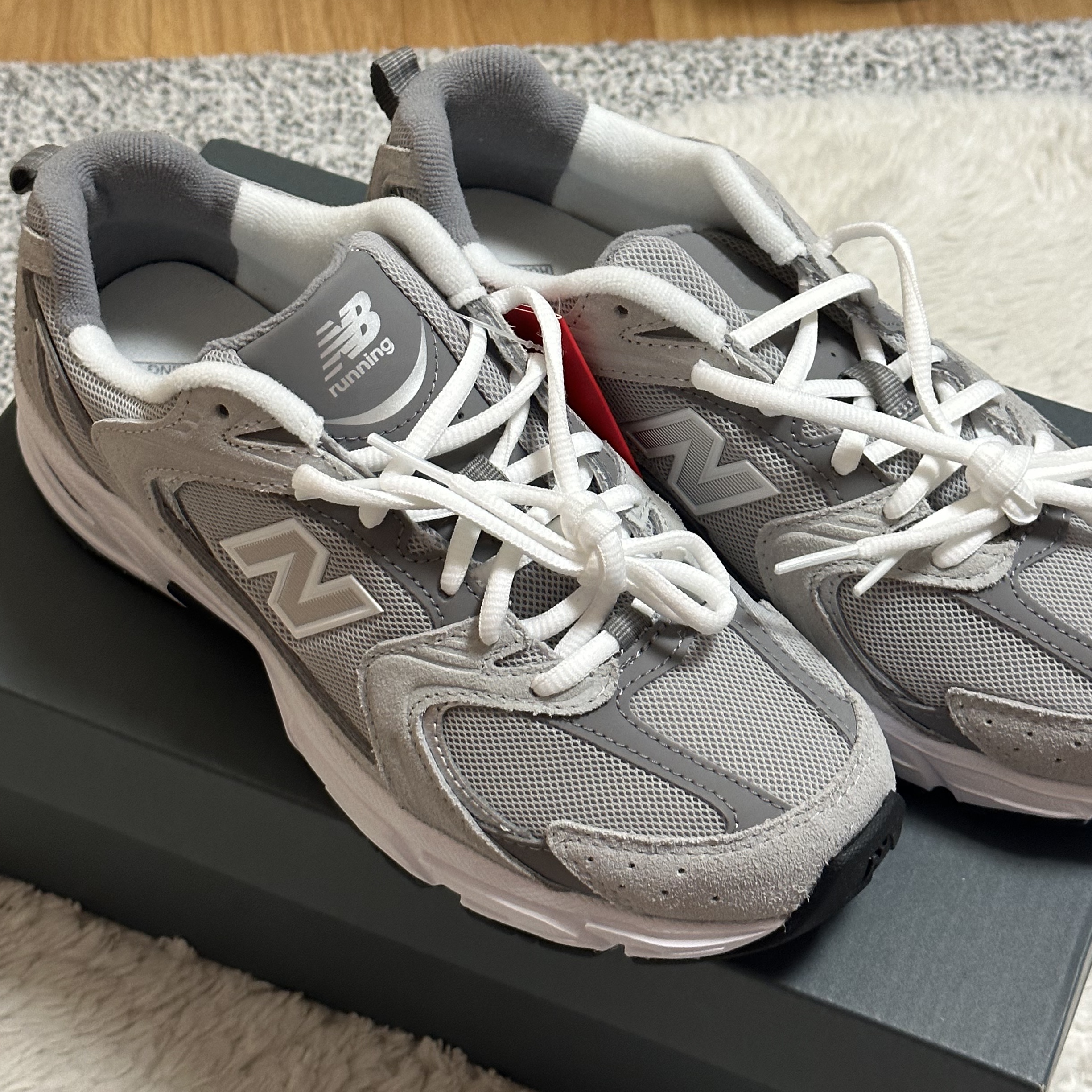 New Balance 530 Grey 착용 스타일 - 4