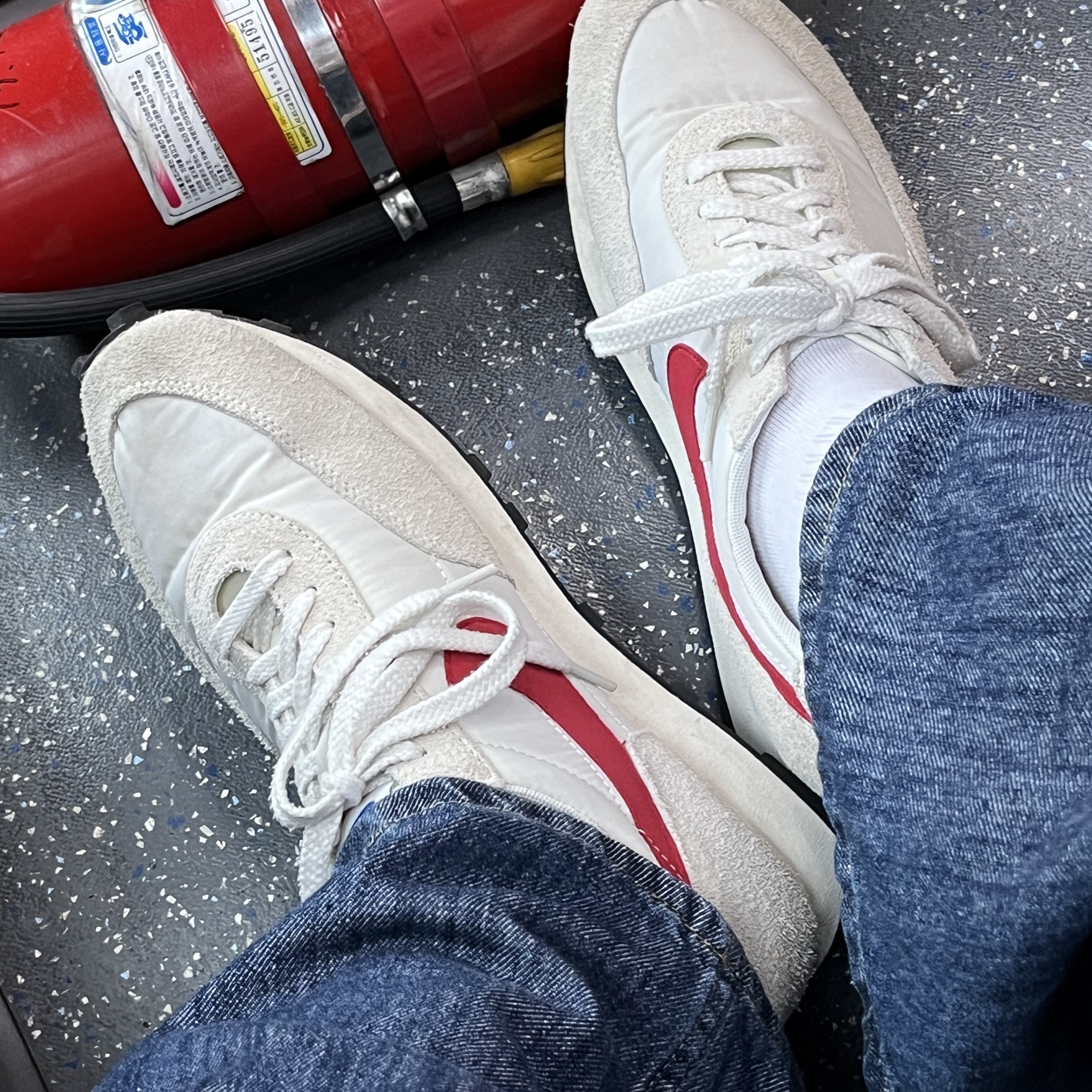 Nike Daybreak SP White University Red 착용 스타일