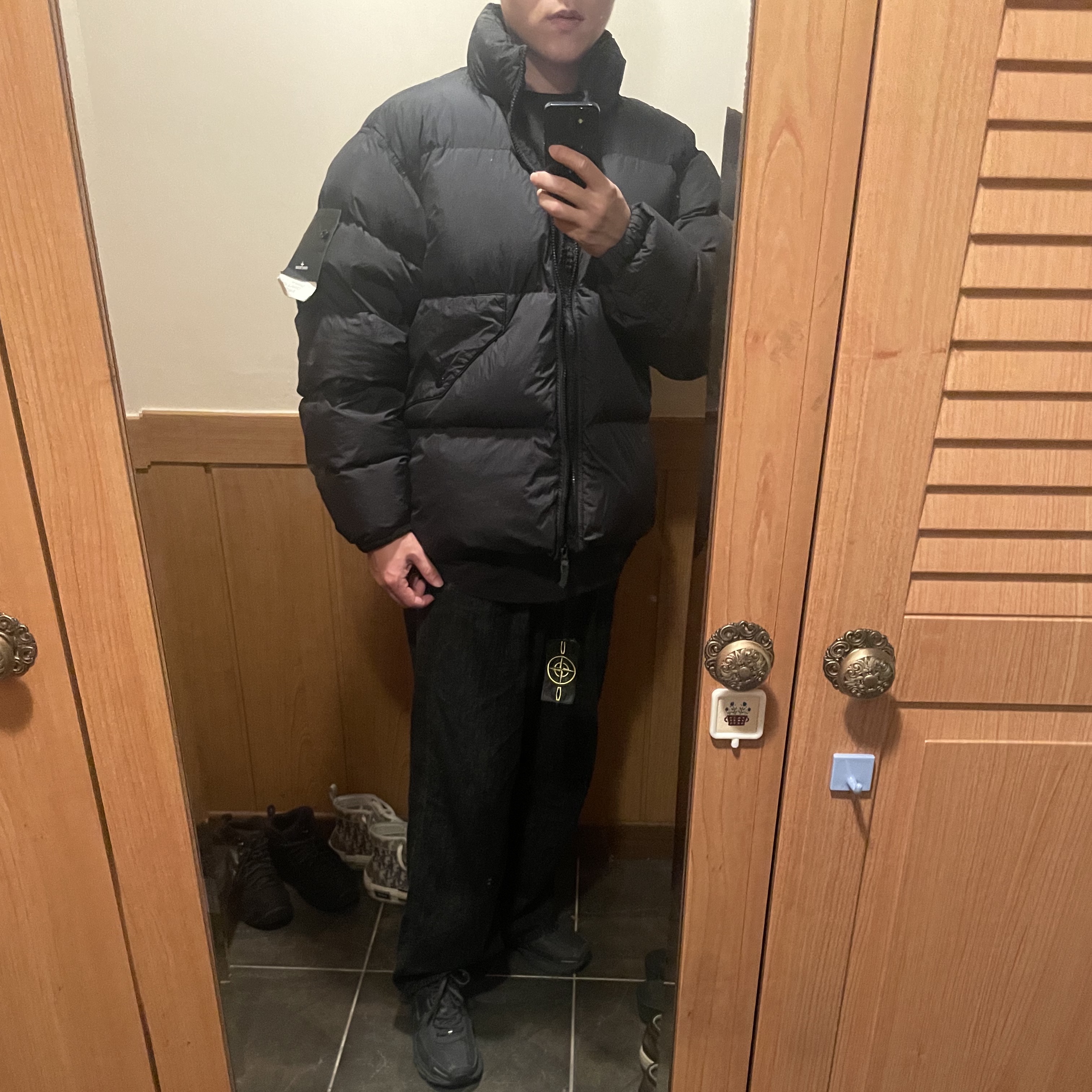 Stone Island 40623 Garment Dyed Crinkle Reps Recycled Nylon Down Jacket Black - 23FW 착용 스타일