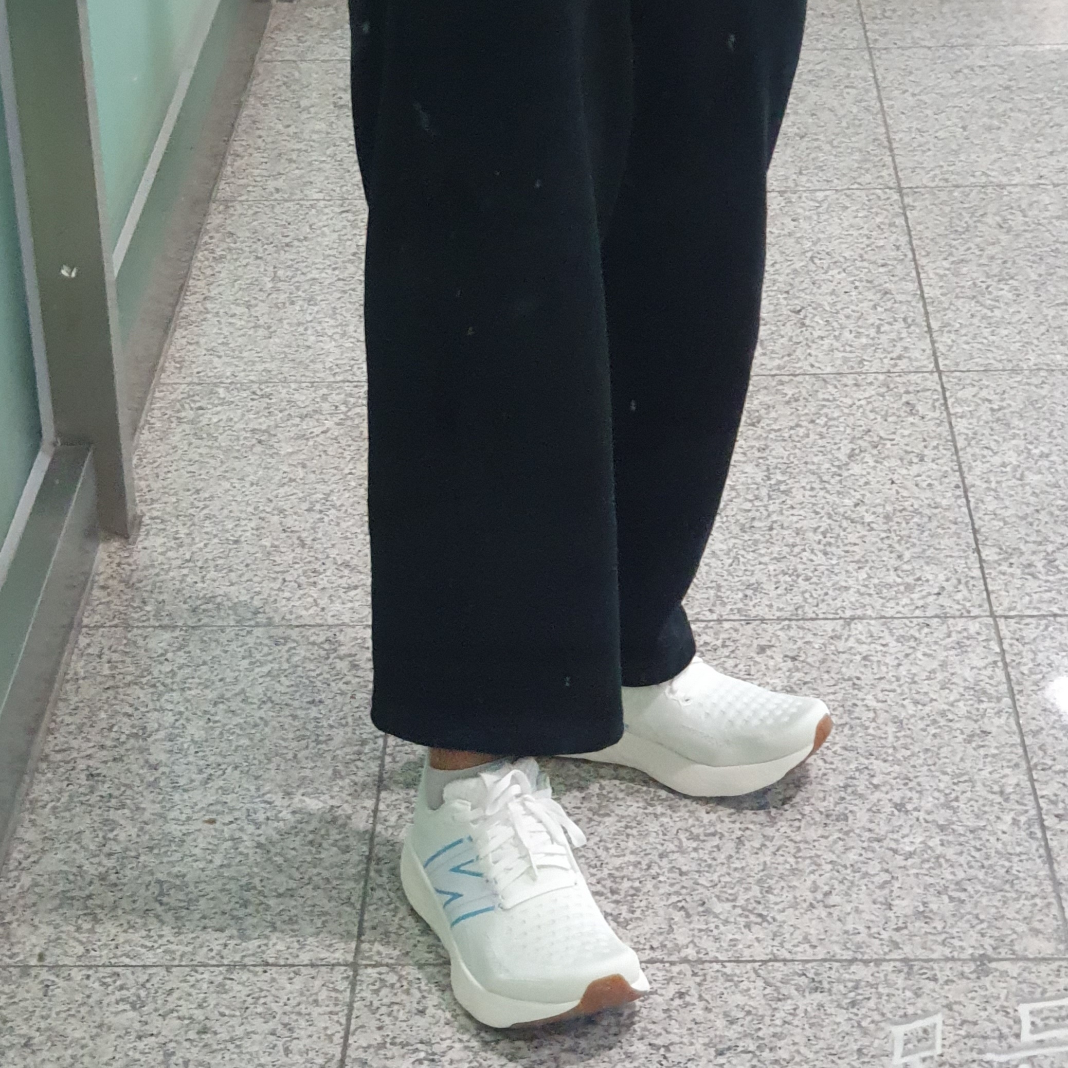 New Balance x Blue Bottle Coffee Fresh Foam X 1080v12 Undyed With Blue - 2E Wide 착용 스타일 - 2