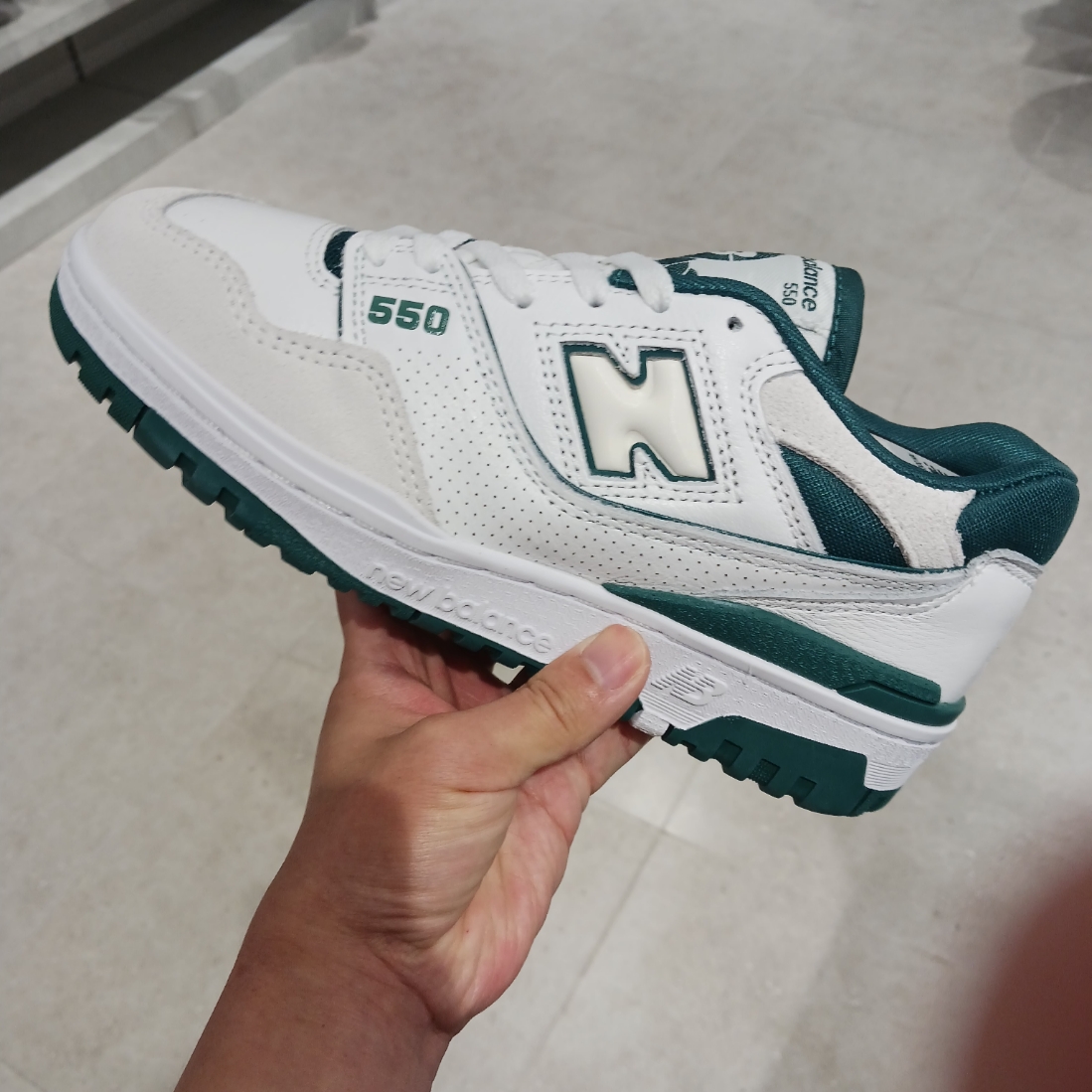 New Balance 992 Made in USA Navy, New Balance 550 White Vintage Teal - D Standard 착용 스타일 - 3
