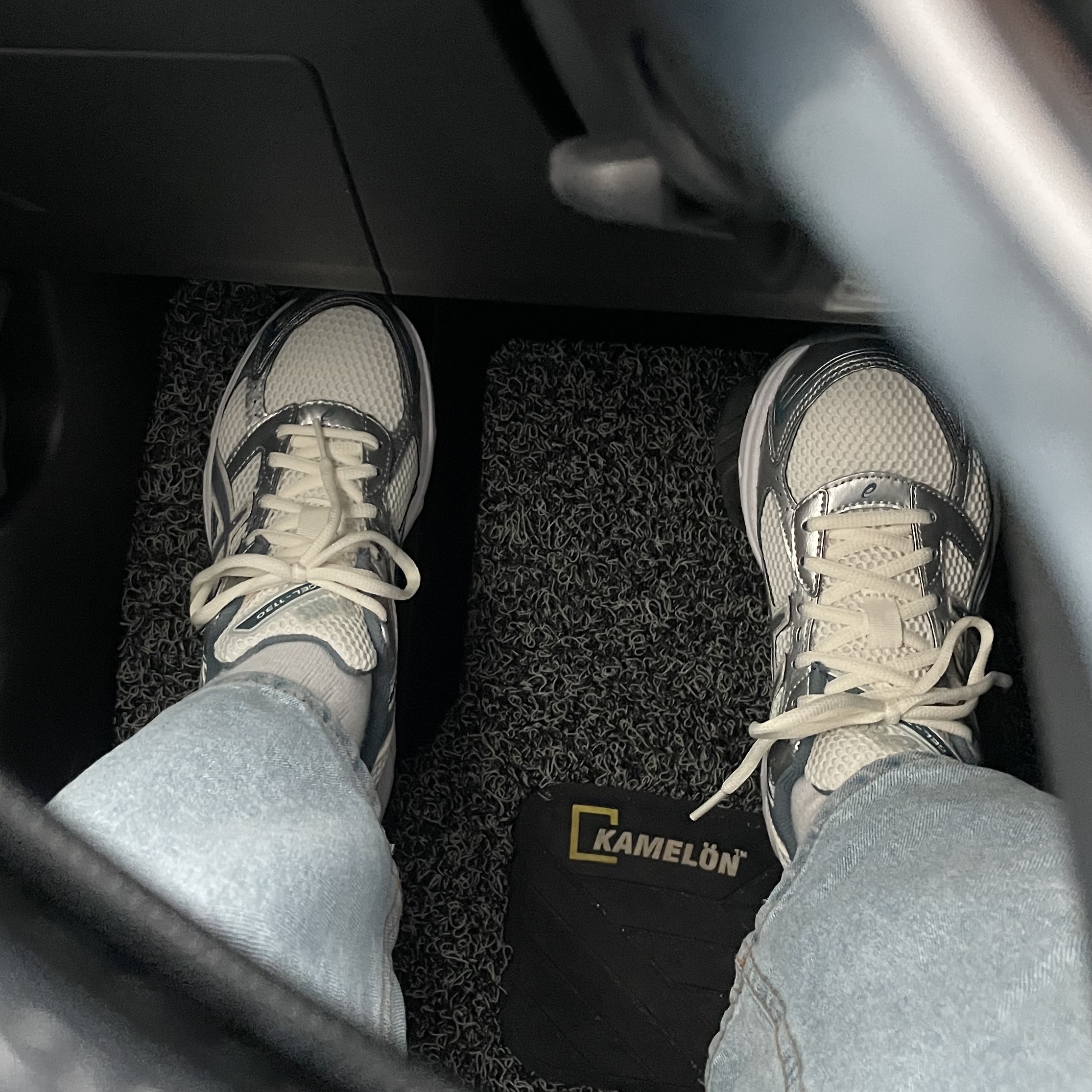 Asics Gel-1130 Cream Ironclad 착용 스타일