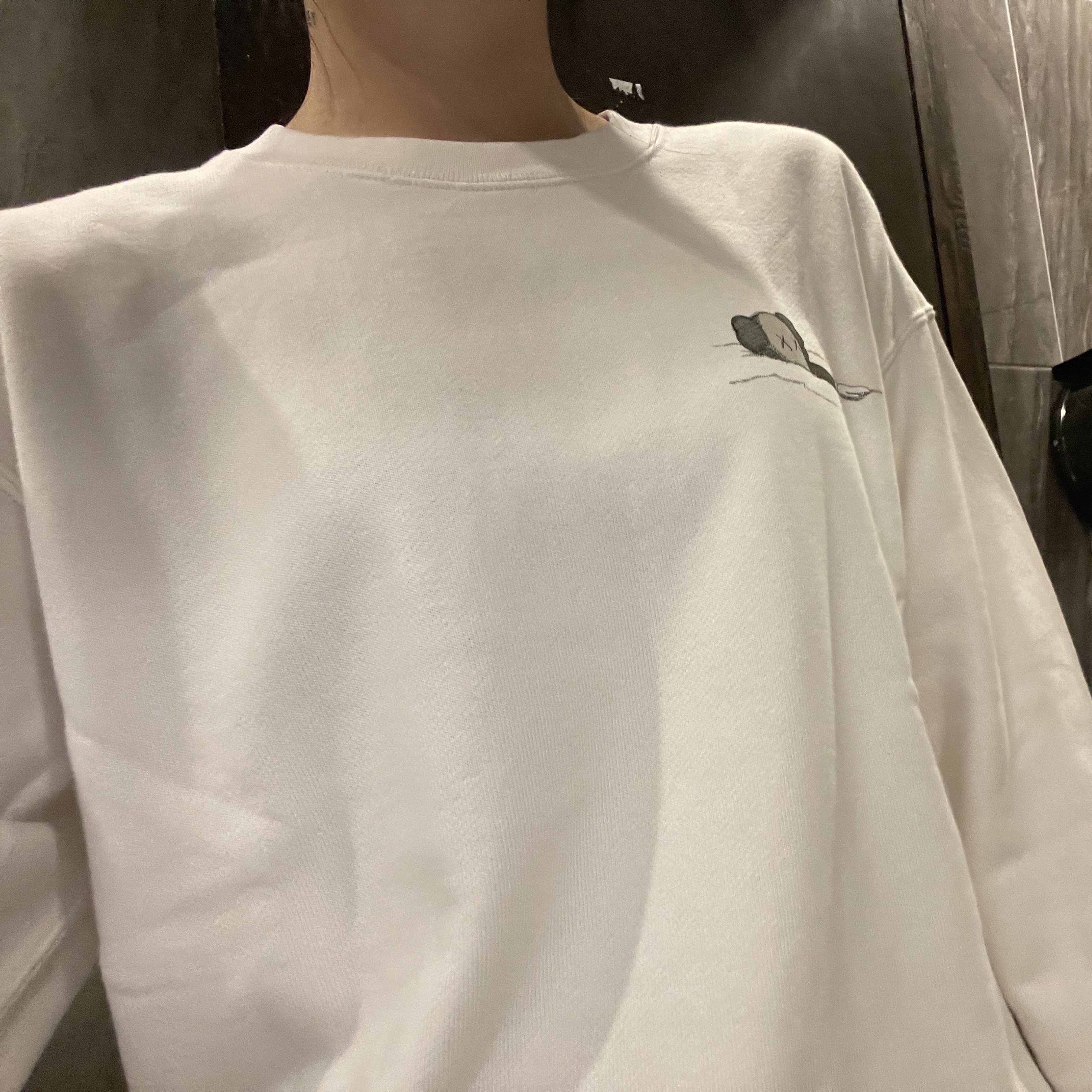 Uniqlo UT x Kaws Long Sleeve Sweatshirt Off White 착용 스타일