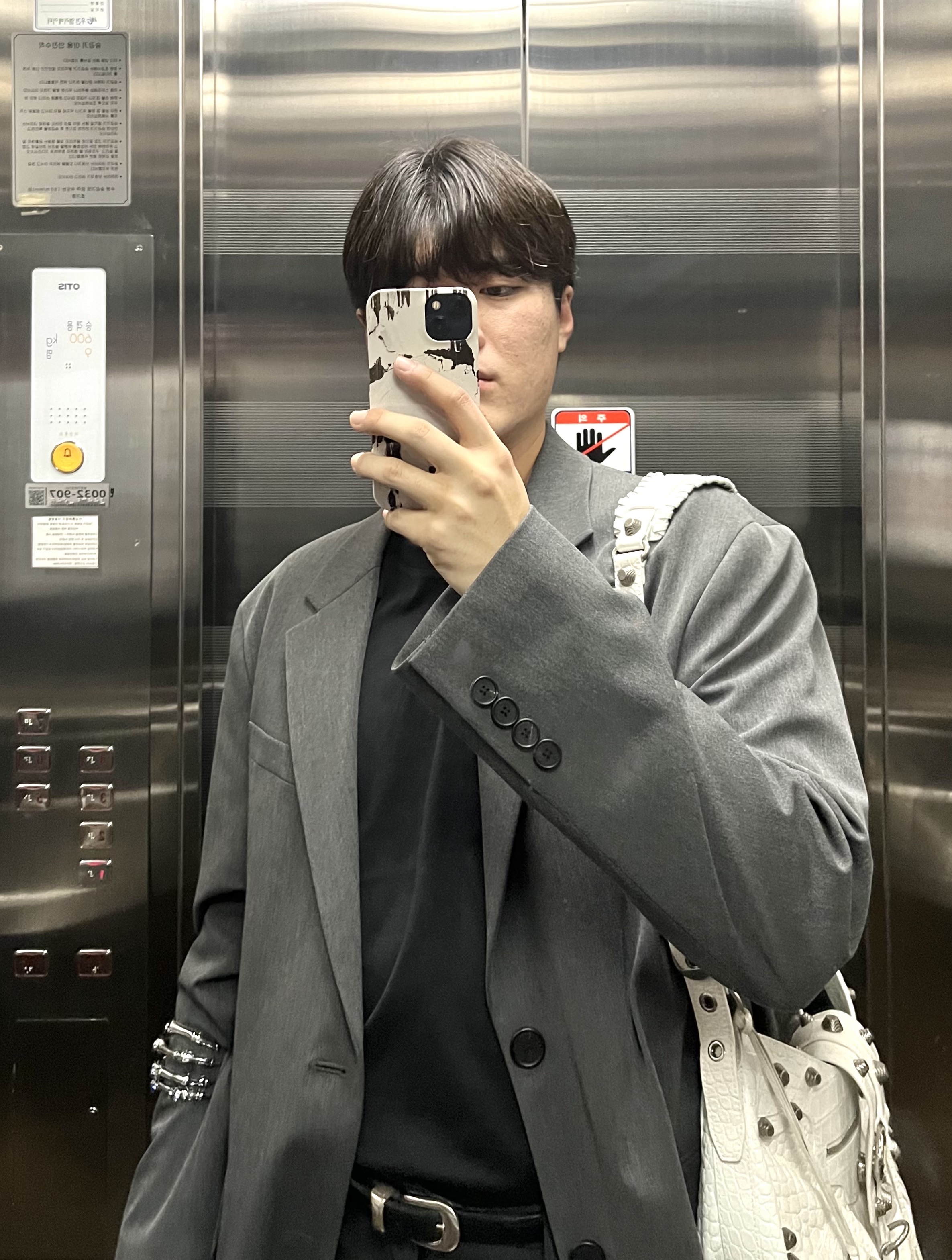Balenciaga Le Cagole XS Shoulder Bag Dirty Effect Optic White, Balenciaga Le Cagole Small Shoulder Bag White 착용 스타일