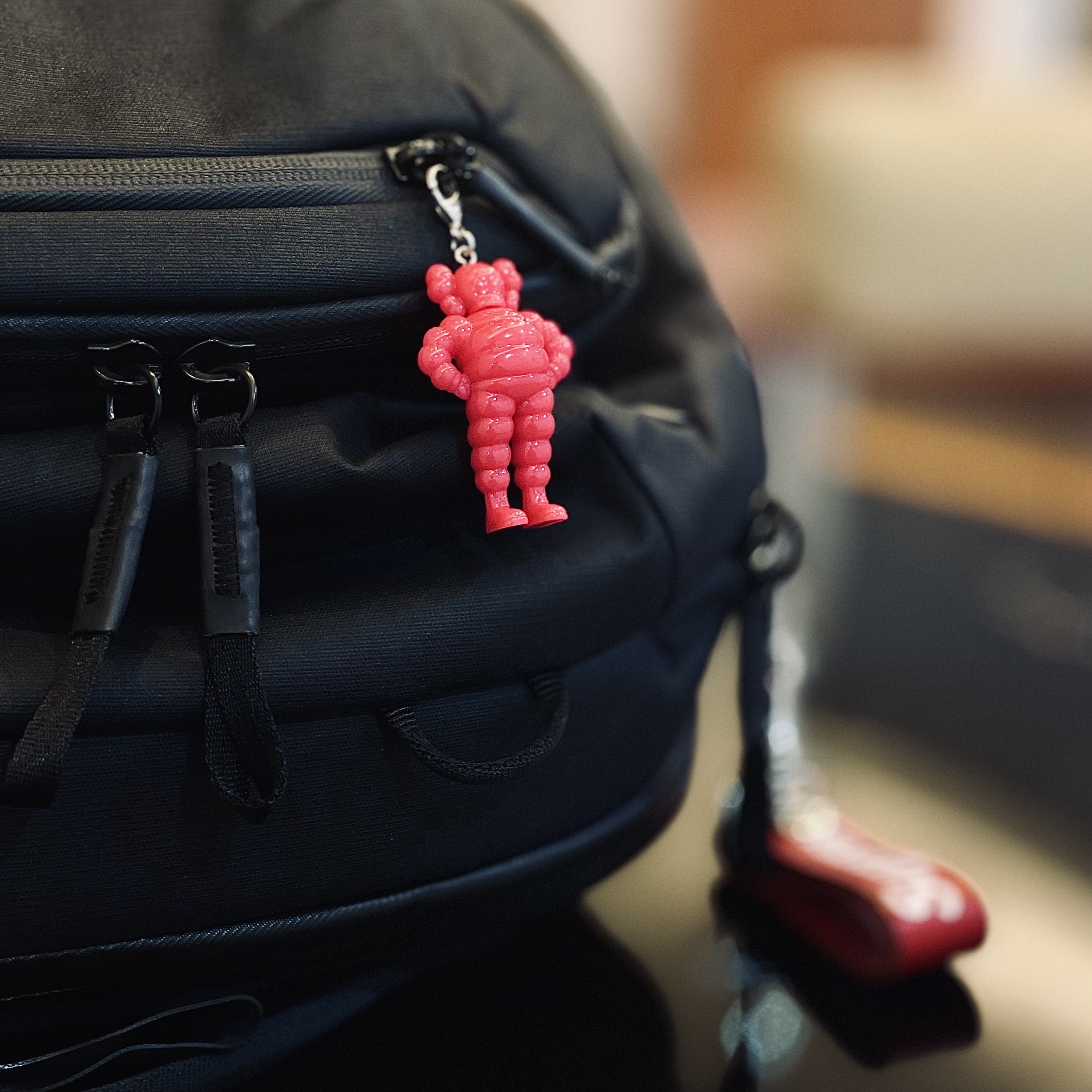Kaws Tokyo First Chum Keychain Pink, Supreme Leather Key Loop Red - 21SS 착용 스타일