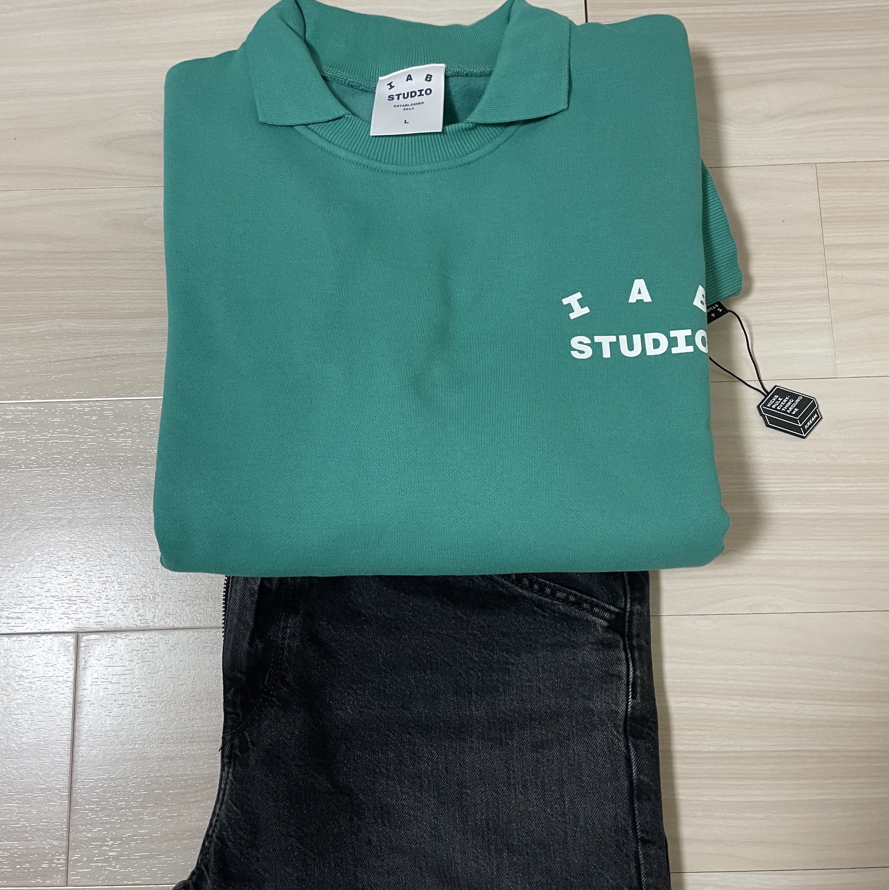 IAB Studio Rugby Sweatshirt Mint - The Hyundai Seoul Exclusive 착용 스타일