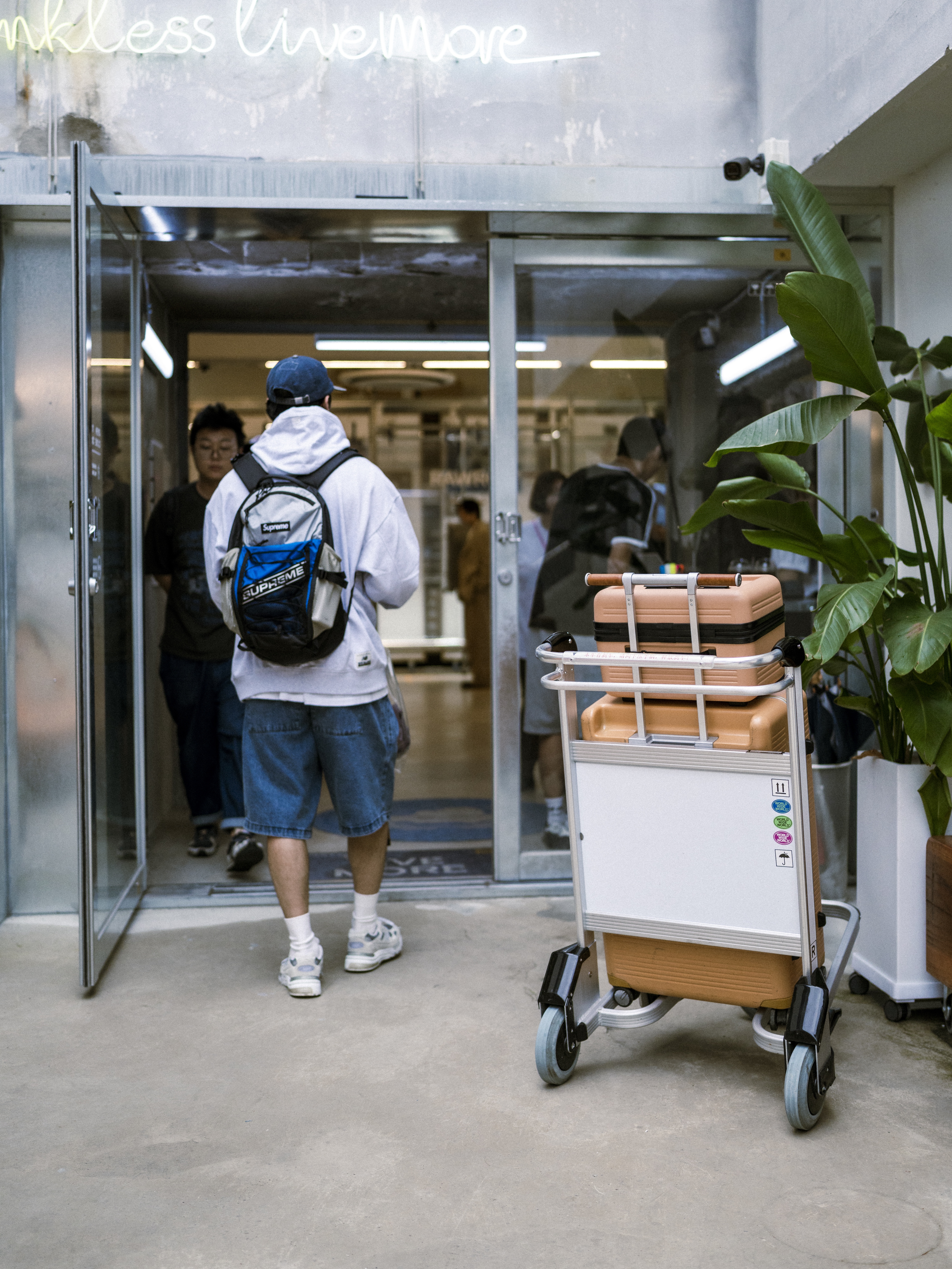 Supreme Backpack Blue - 23FW 착용 스타일 - 3