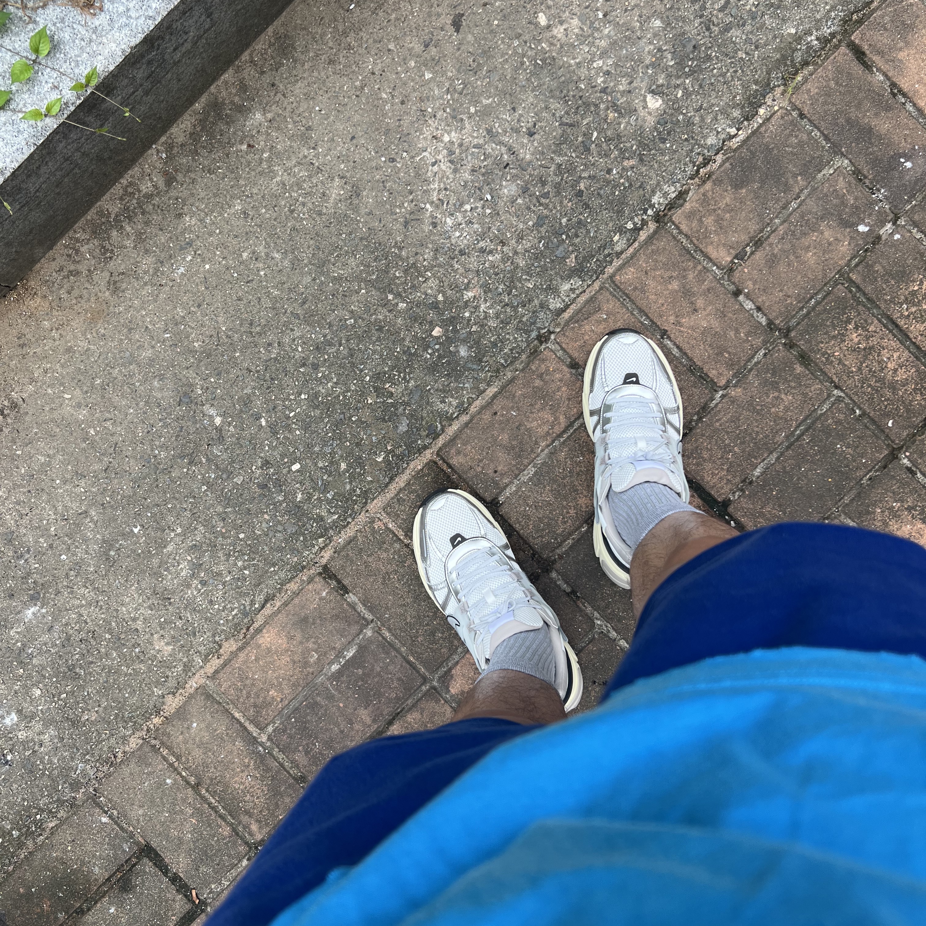 Nike V2K Run Summit White Metallic Silver 착용 스타일