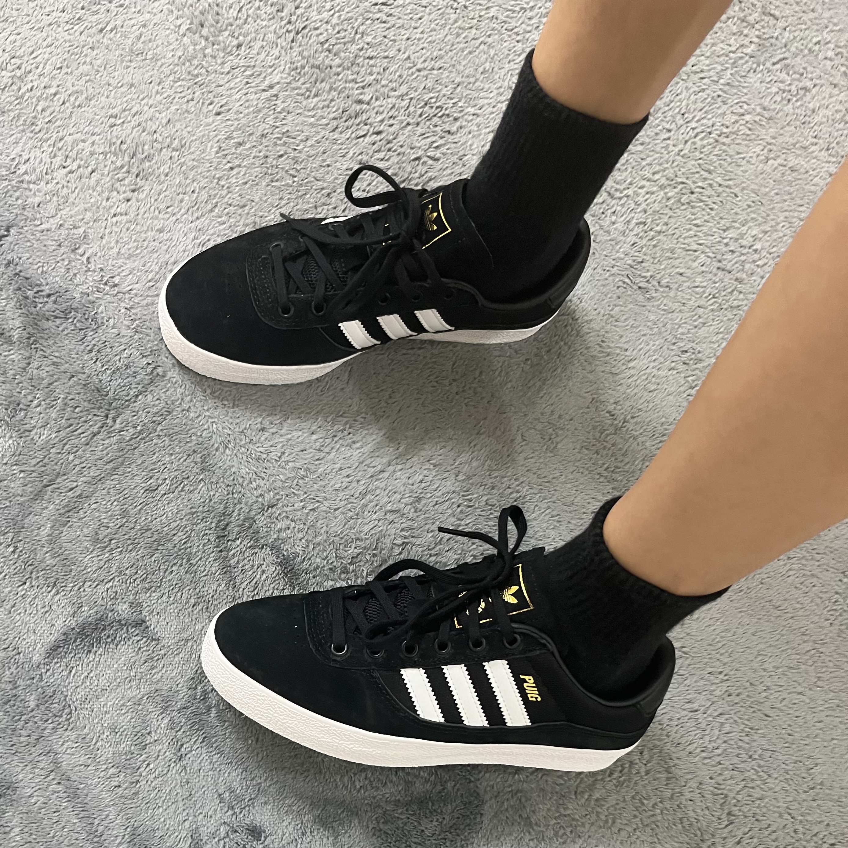 Adidas Puig Core Black White, Adidas Nora Core Black Gold Metallic 착용 스타일