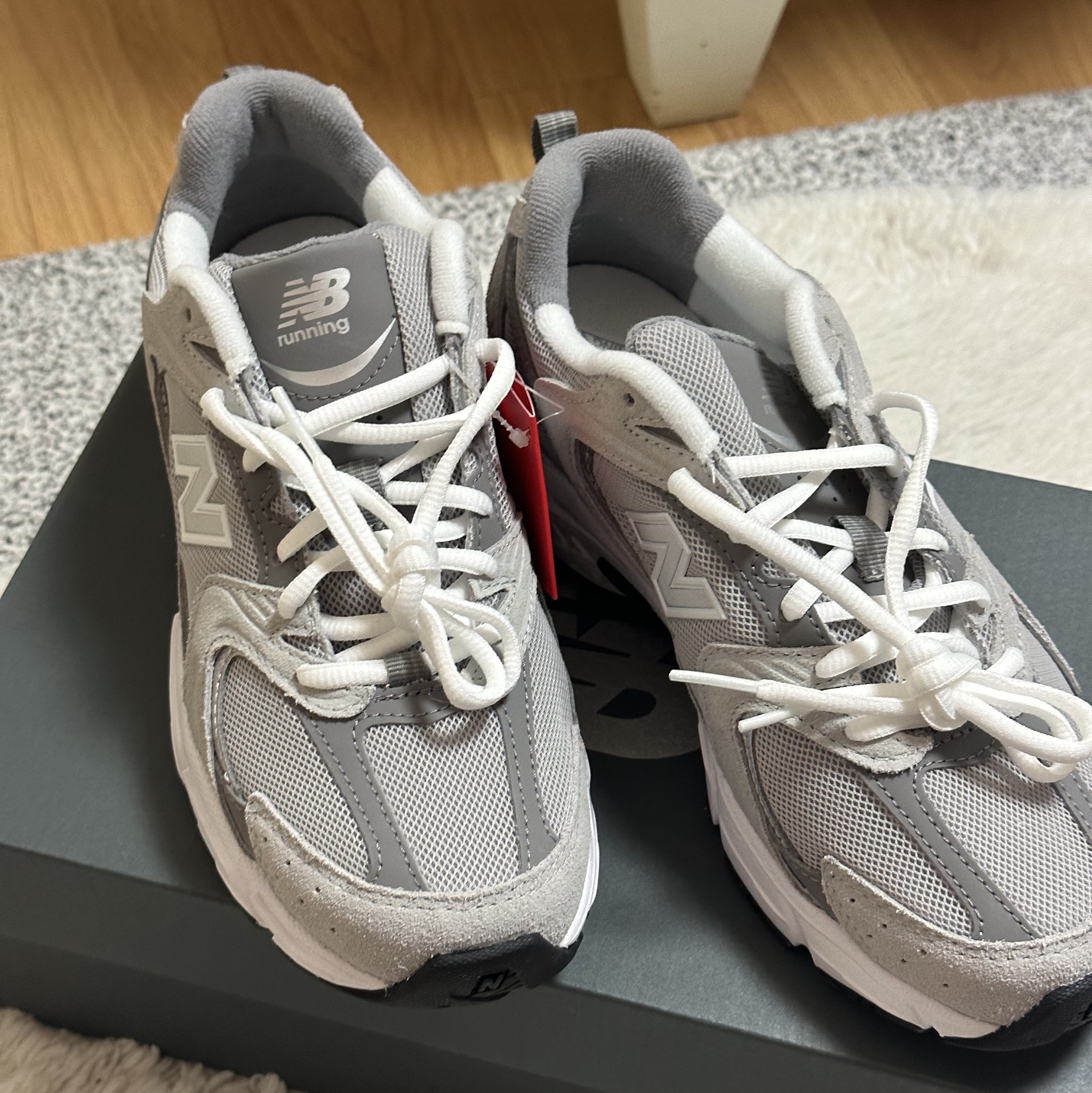New Balance 530 Grey 착용 스타일 - 3