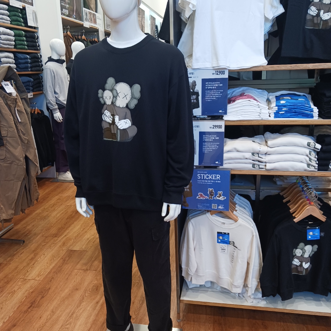 Uniqlo UT x Kaws Long Sleeve Sweatshirt Black, IAB Studio Pigment T-Shirt Magenta 착용 스타일 - 2